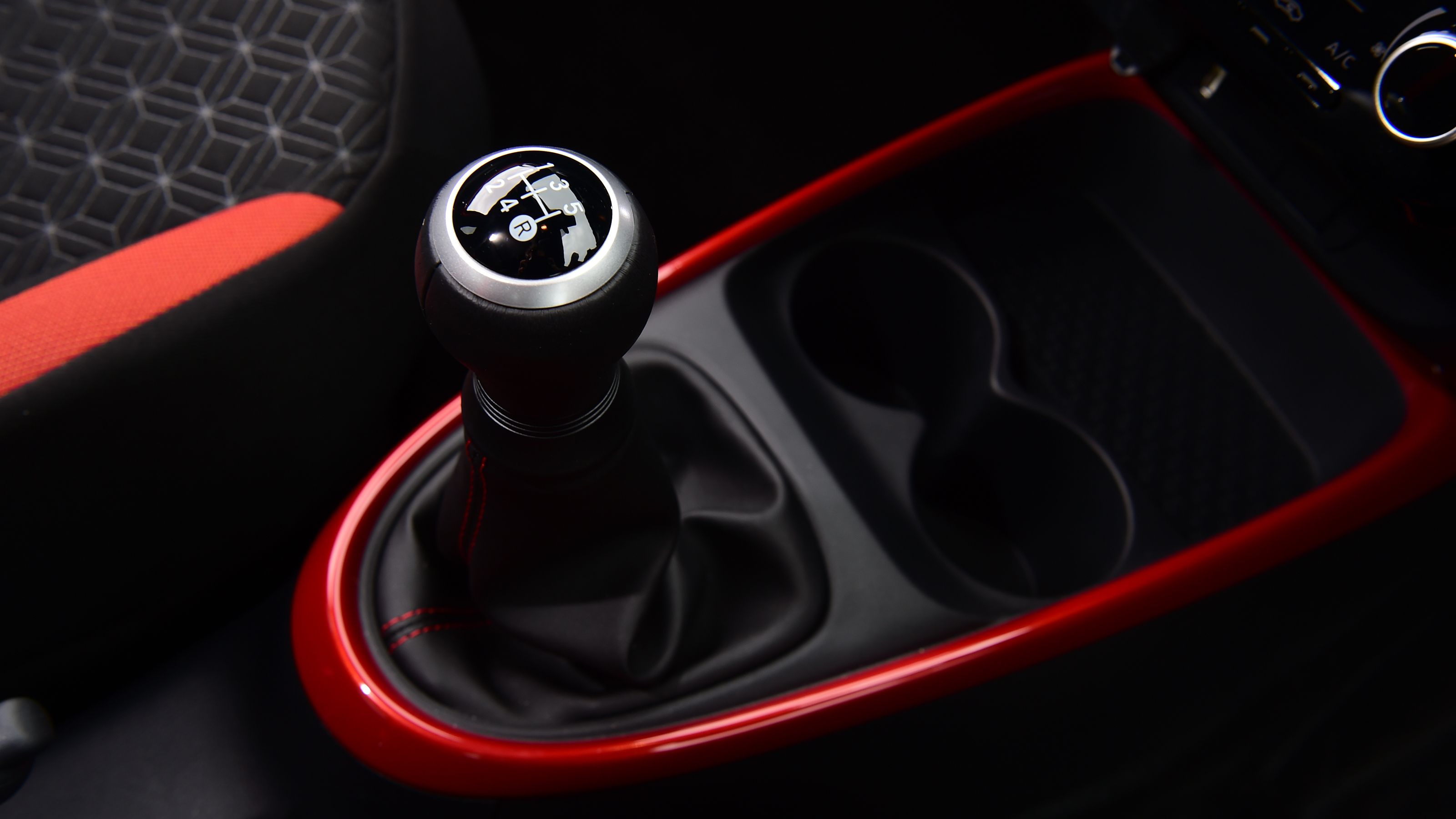 Toyota Aygo X vs Hyundai i10 vs Fiat 500 group test - Toyota Aygo X gearknob