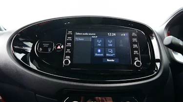 Toyota Aygo X vs Hyundai i10 vs Fiat 500 group test - Toyota Aygo X infotainment screen