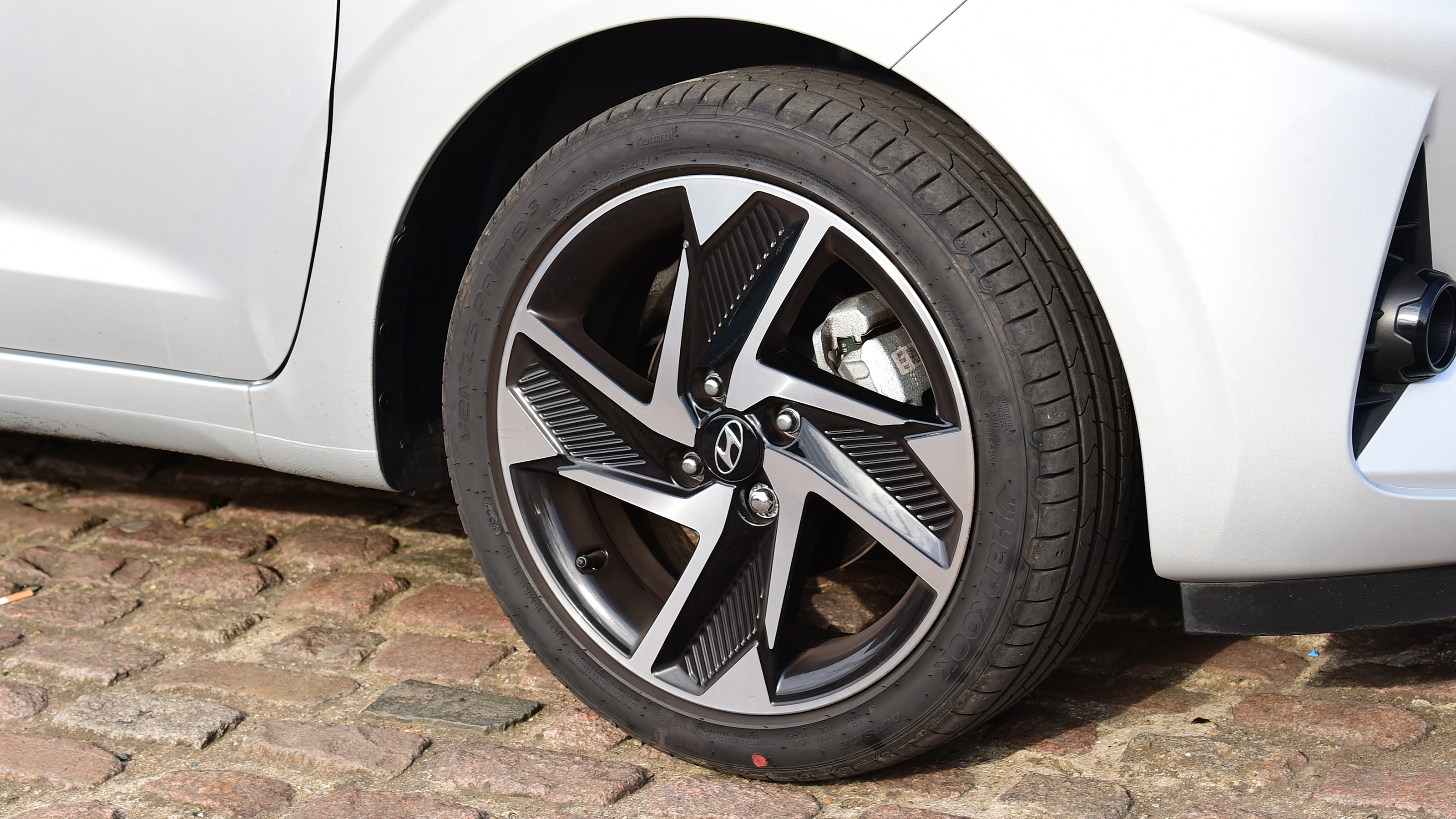 Toyota Aygo X vs Hyundai i10 vs Fiat 500 group test - Hyundai i10 front O/S wheel