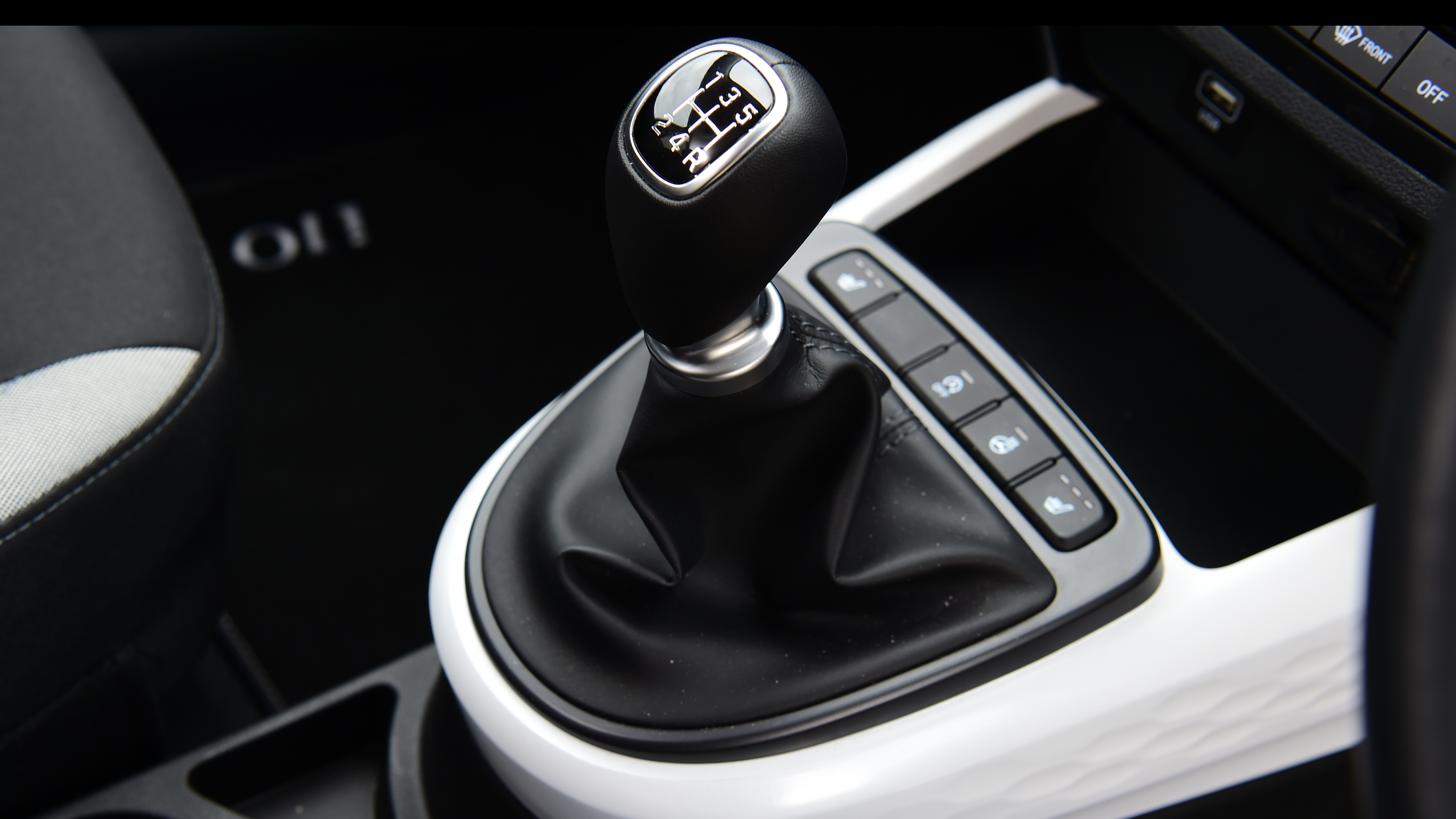 Toyota Aygo X vs Hyundai i10 vs Fiat 500 group test - Hyundai i10 gearknob