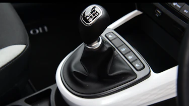 Toyota Aygo X vs Hyundai i10 vs Fiat 500 group test - Hyundai i10 gearknob