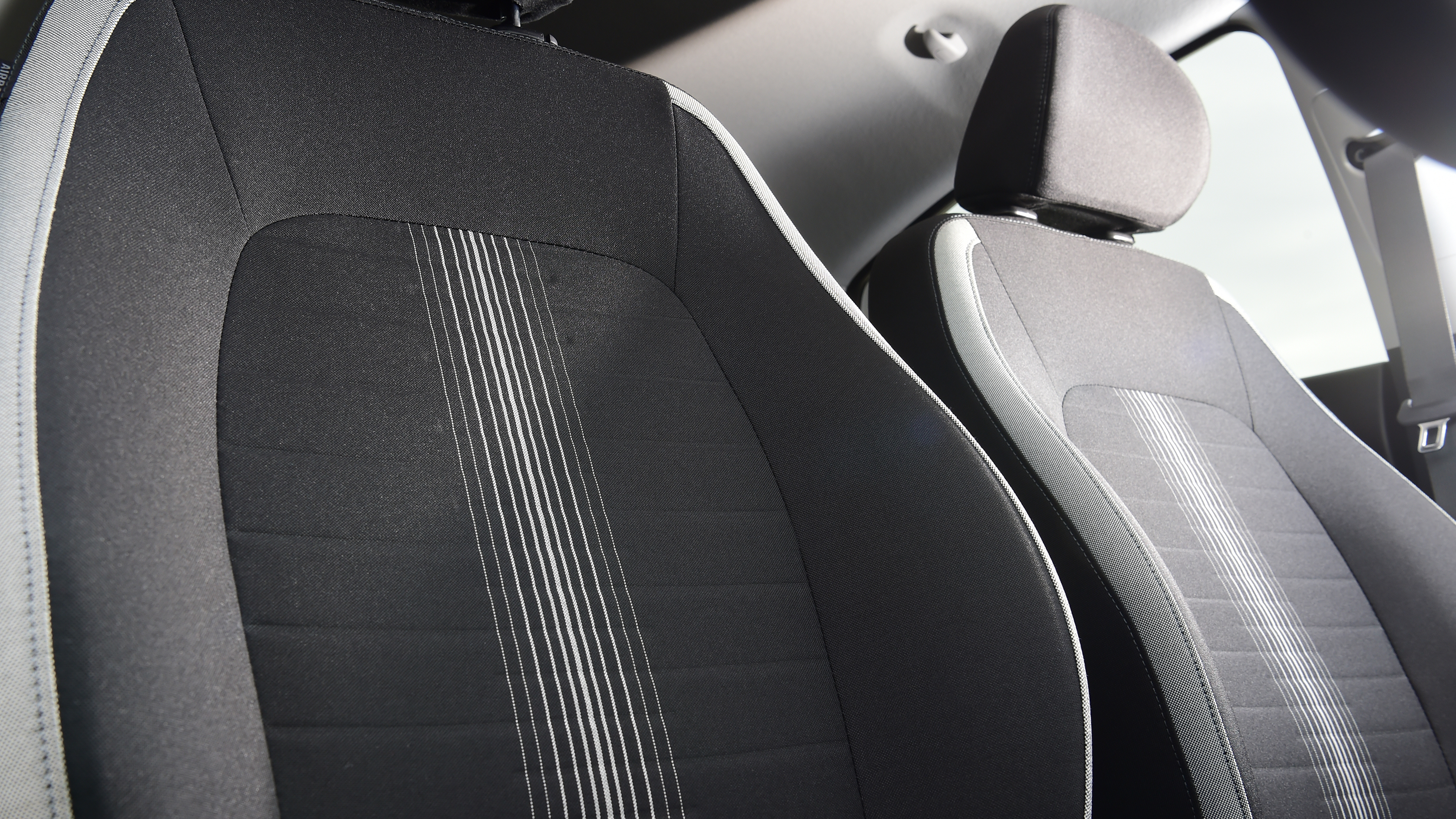 Toyota Aygo X vs Hyundai i10 vs Fiat 500 group test - Hyundai i10 front seats