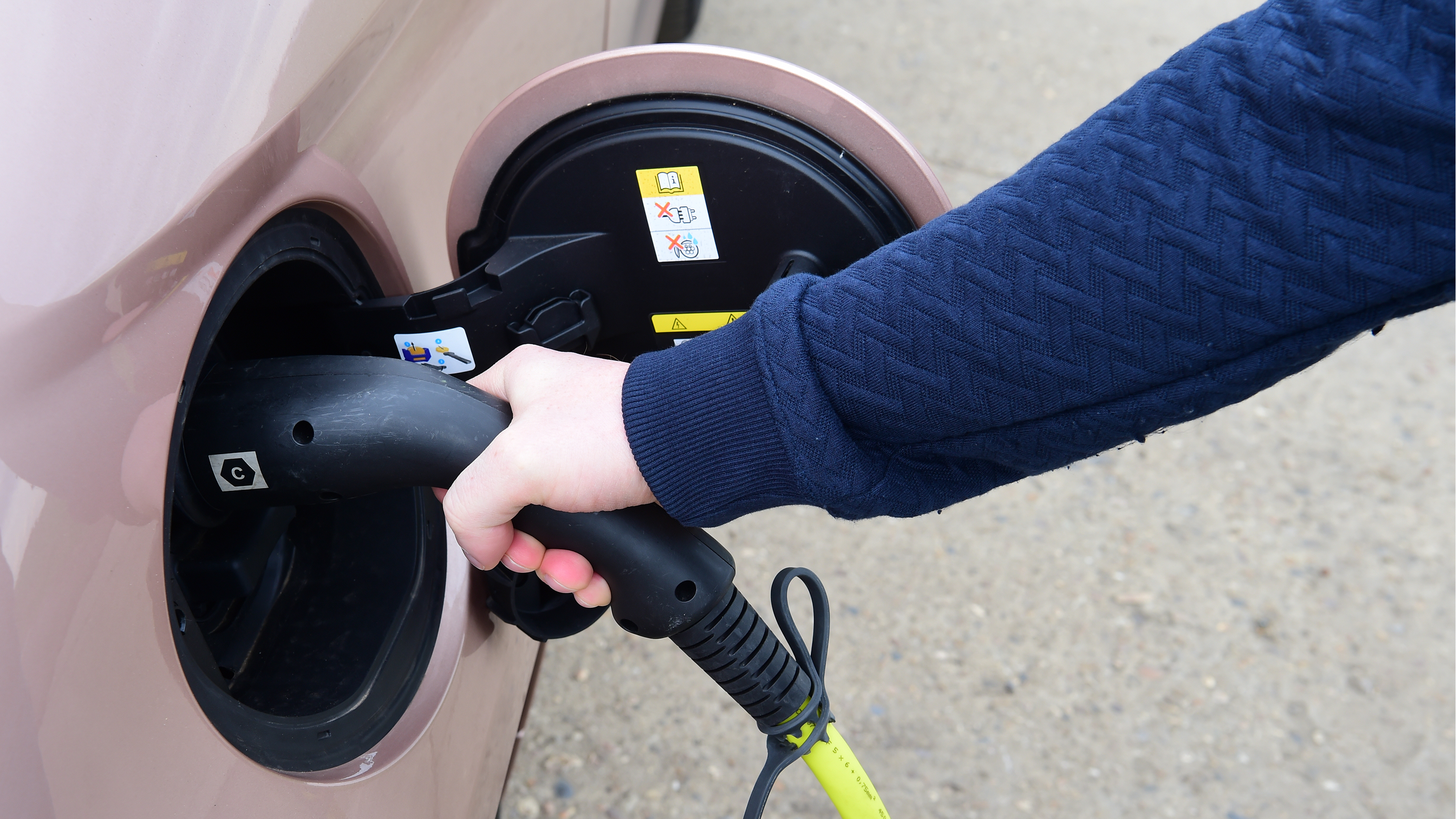 Toyota Aygo X vs Hyundai i10 vs Fiat 500 group test - Fiat 500 charge socket