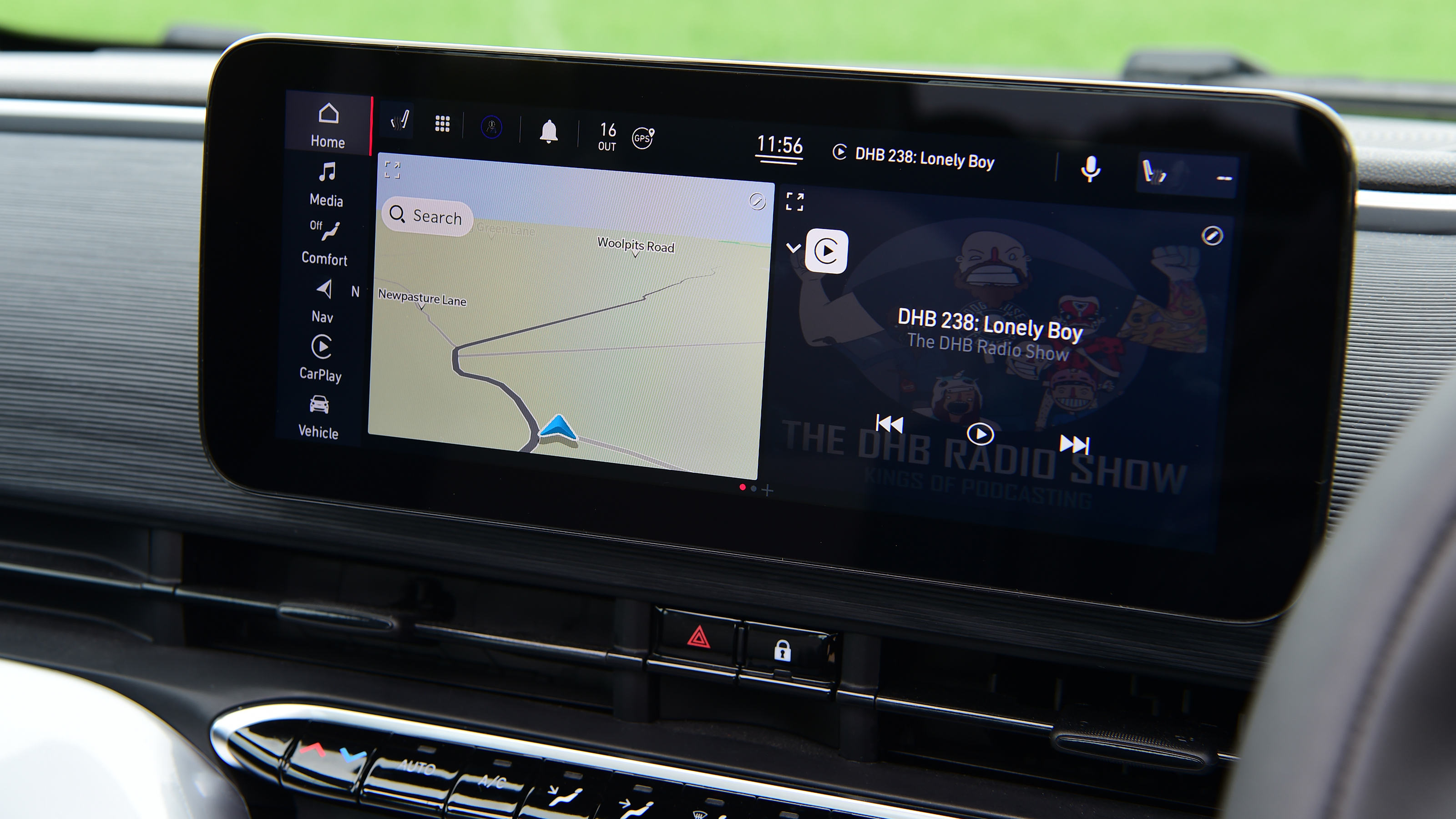 Toyota Aygo X vs Hyundai i10 vs Fiat 500 group test - Fiat 500 infotainment screen