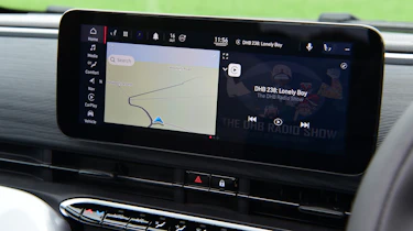 Toyota Aygo X vs Hyundai i10 vs Fiat 500 group test - Fiat 500 infotainment screen