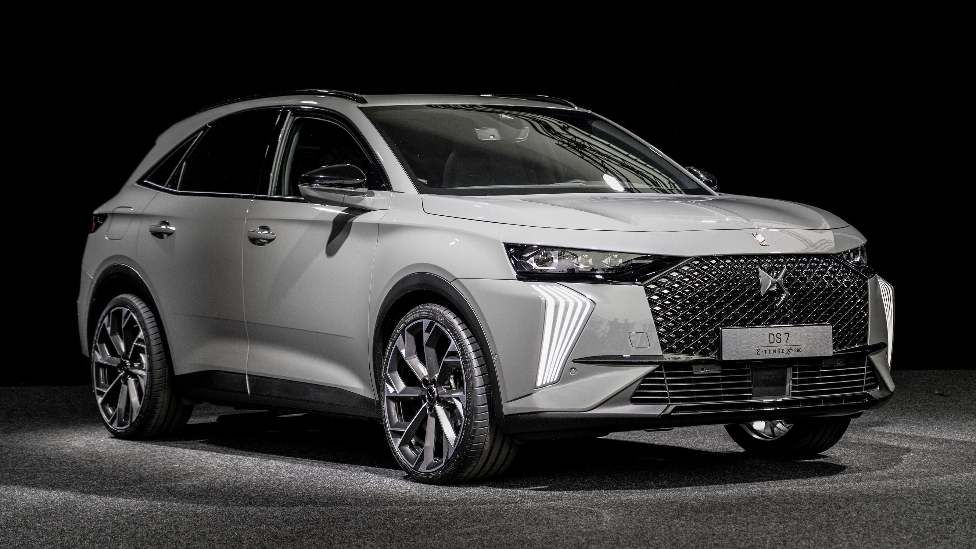 DS 7 Crossback - front studio