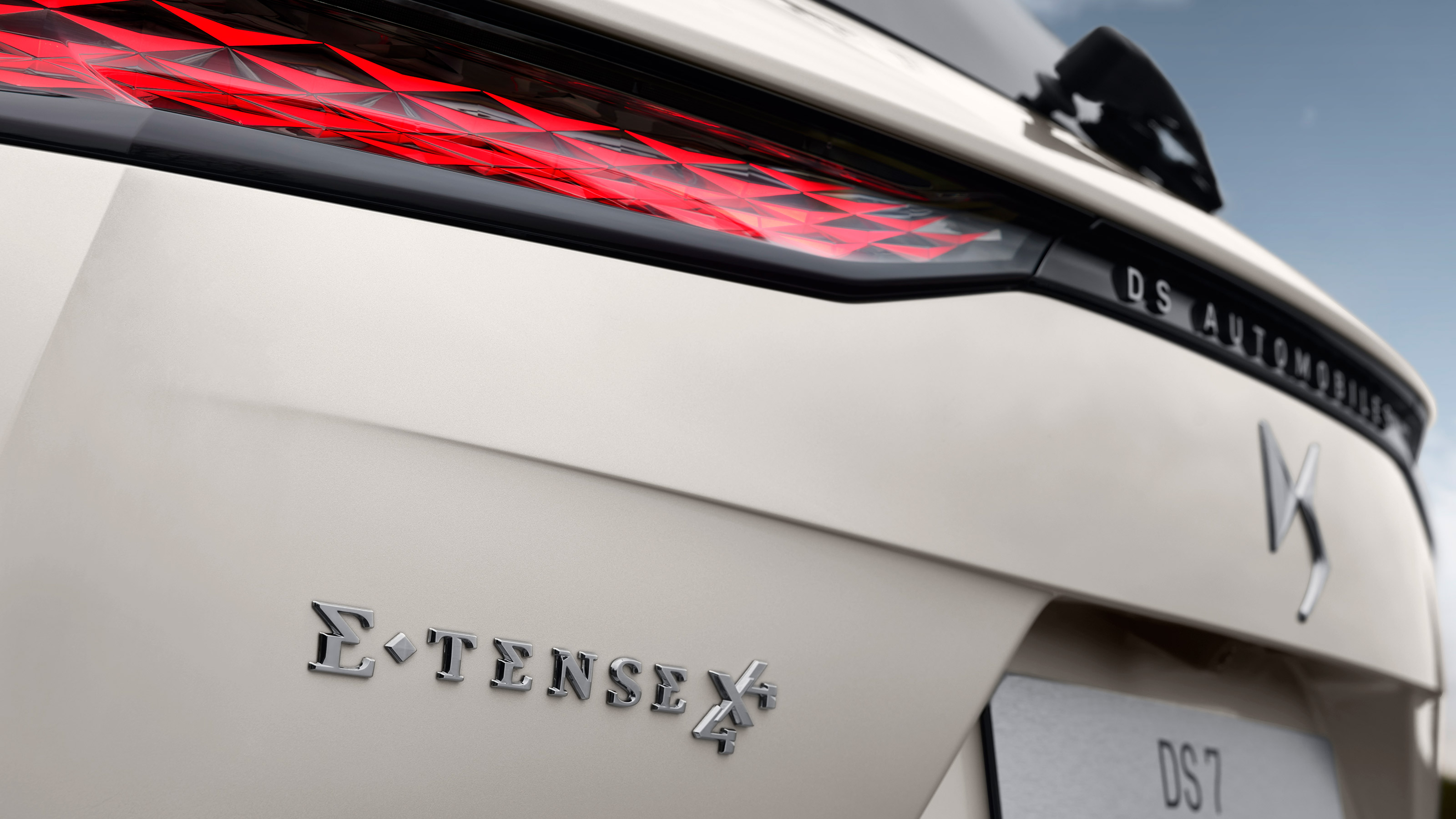 DS 7 Crossback - E-Tense badge