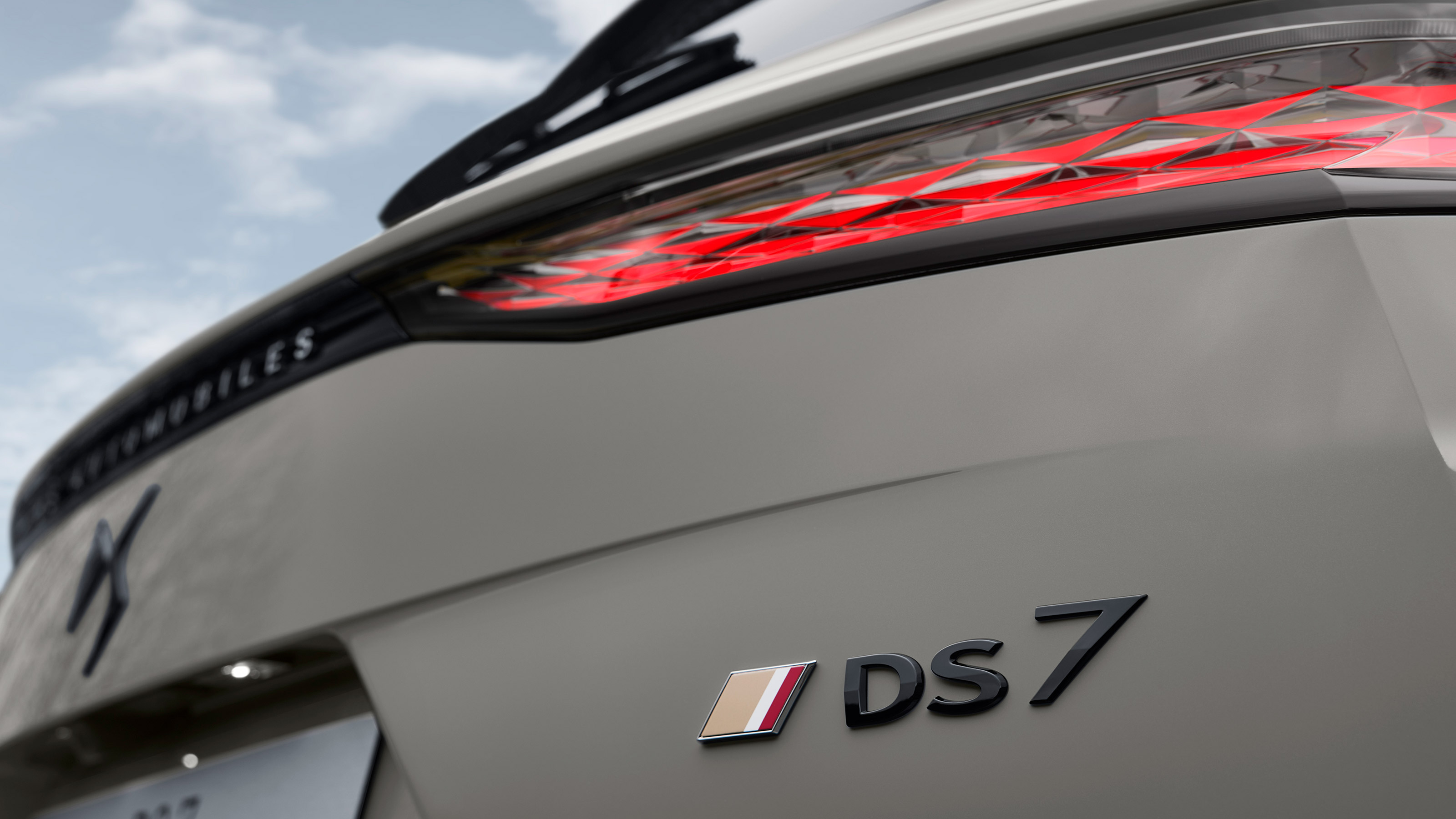 DS 7 Crossback - DS 7 badge