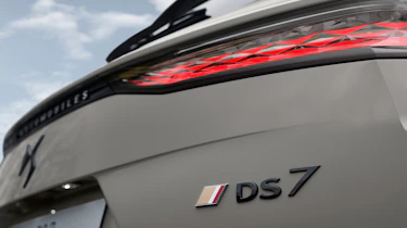 DS 7 Crossback - DS 7 badge