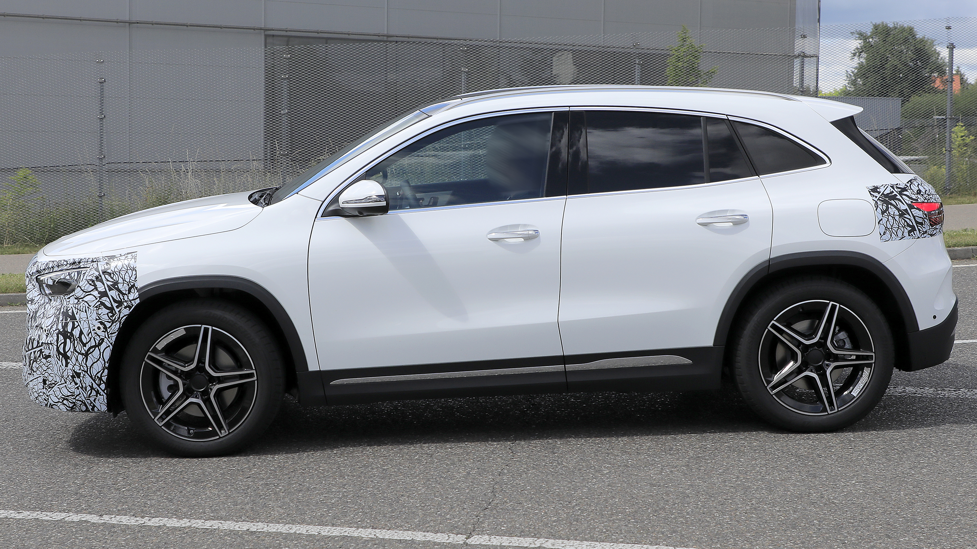 Facelifted Mercedes GLA - side