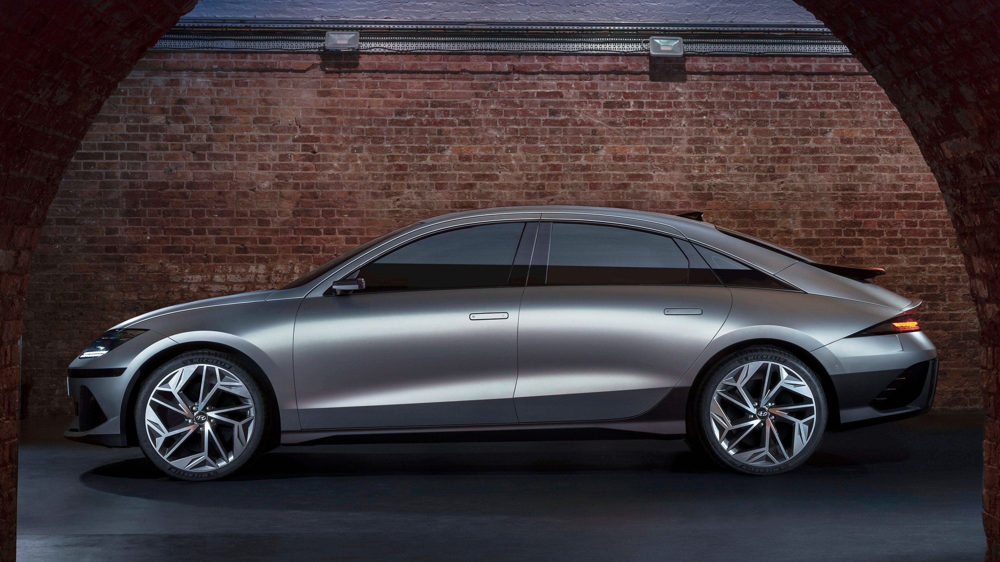 Hyundai Ioniq 6 - side
