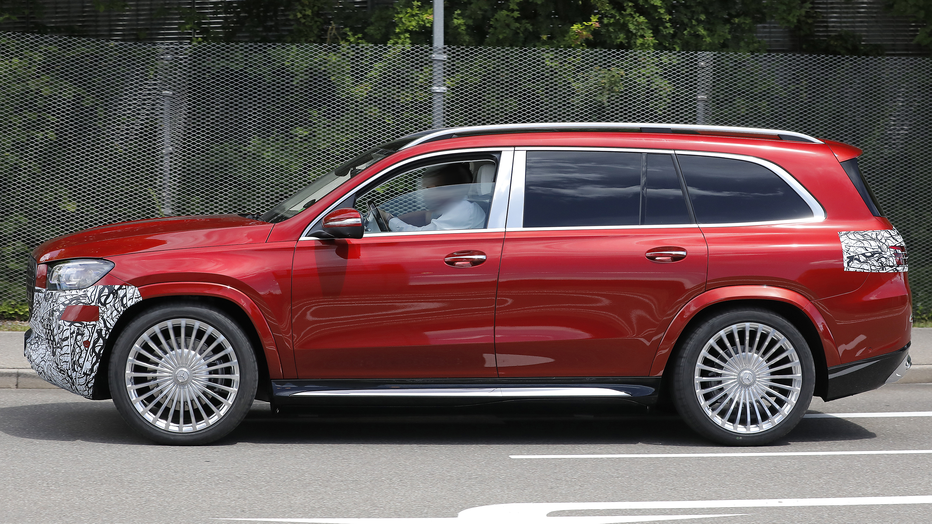 Mercedes-Mayback GLS facelift spyshot (red) - side