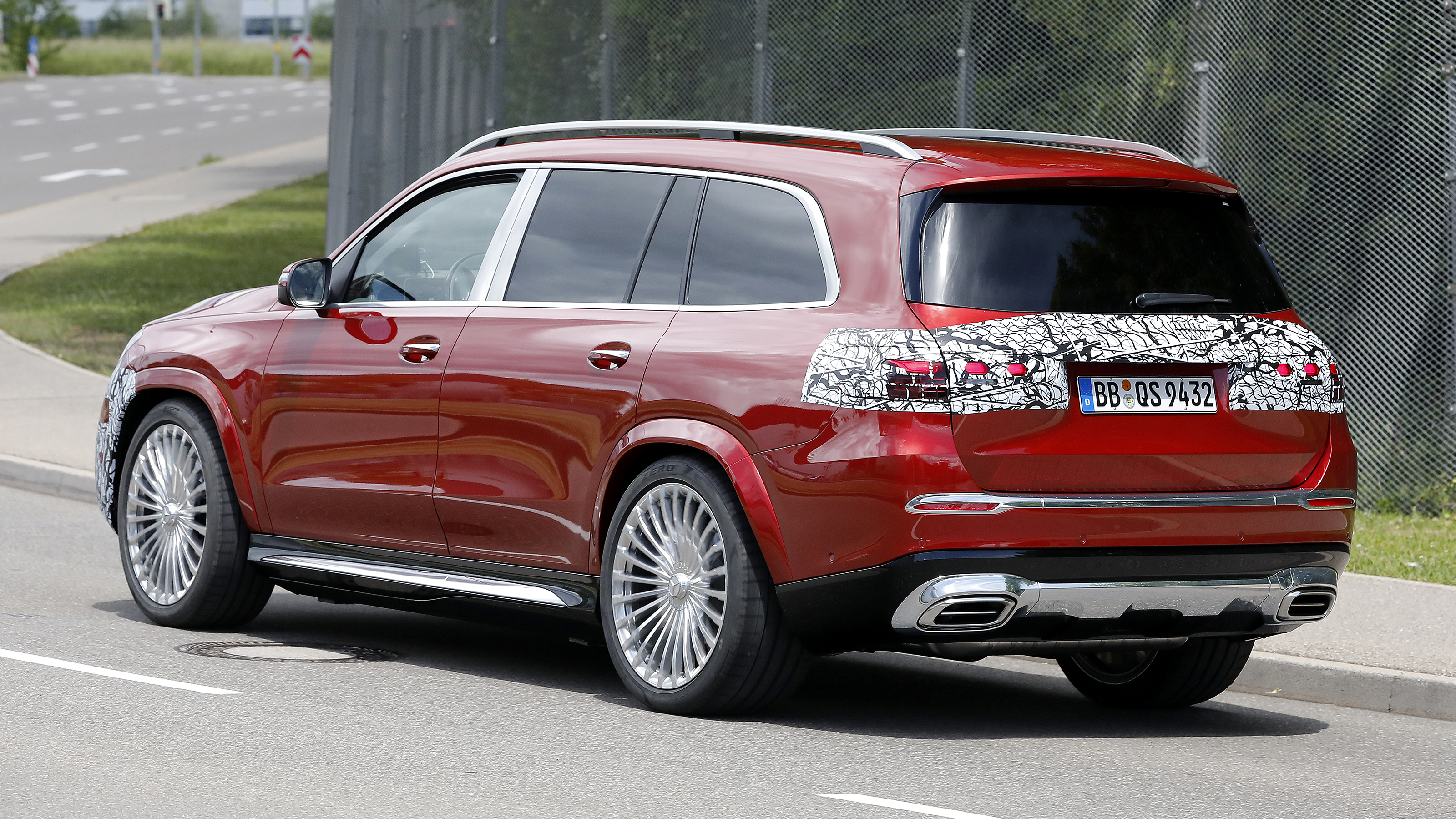 Mercedes-Mayback GLS facelift spyshot (red) - N/S rear