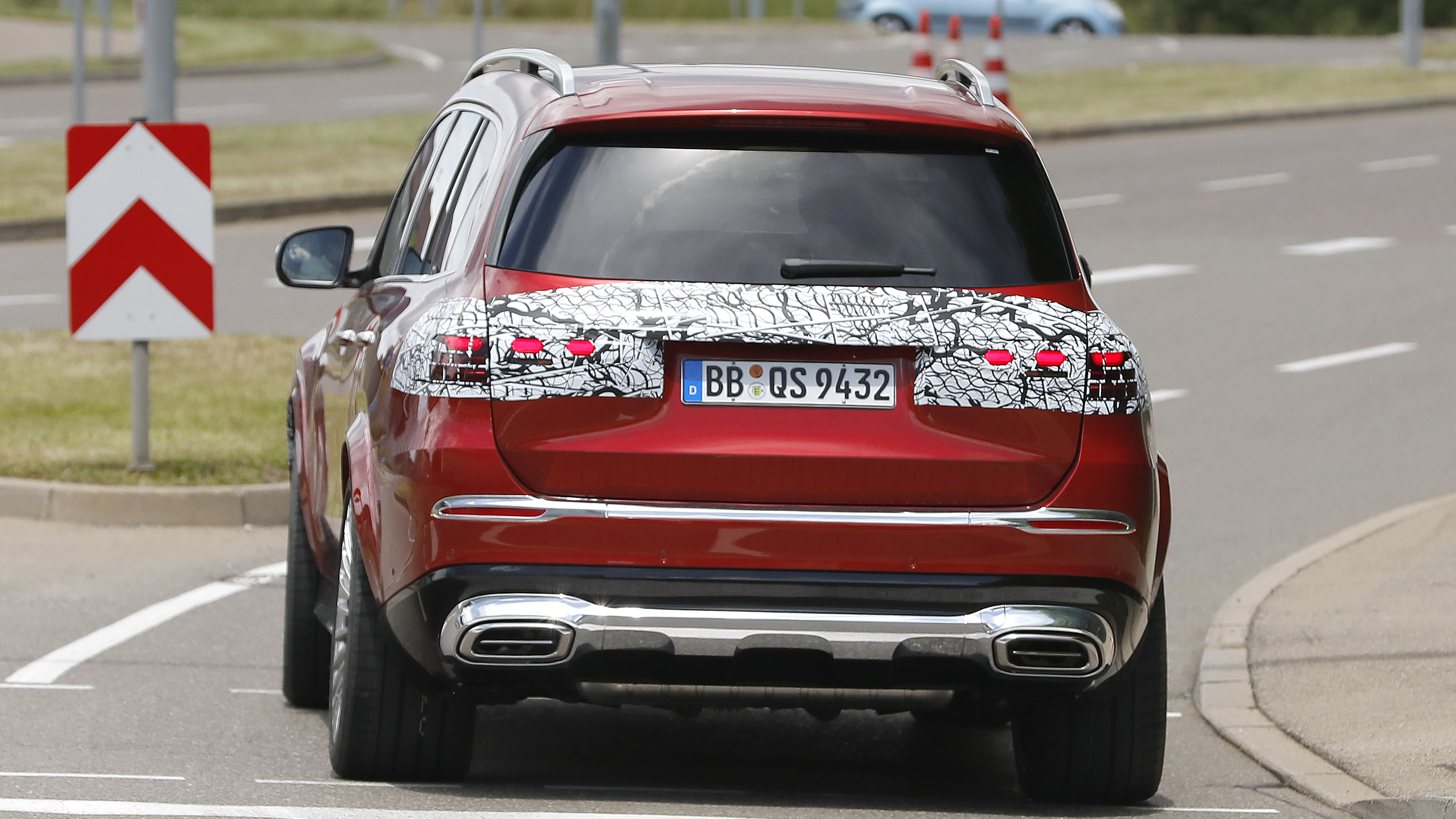 Mercedes-Mayback GLS facelift spyshot (red) - rear