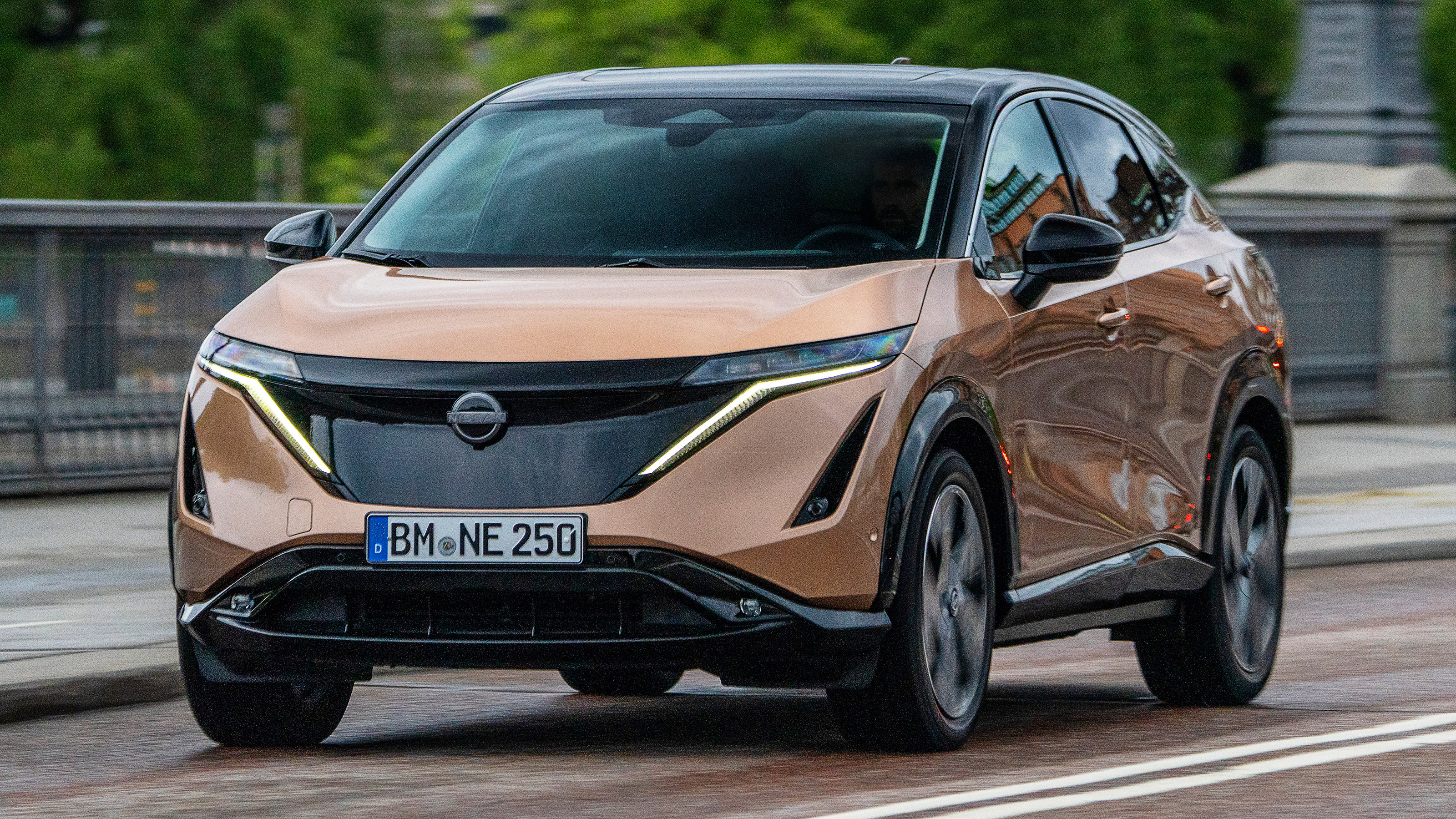 Nissan Ariya - front action