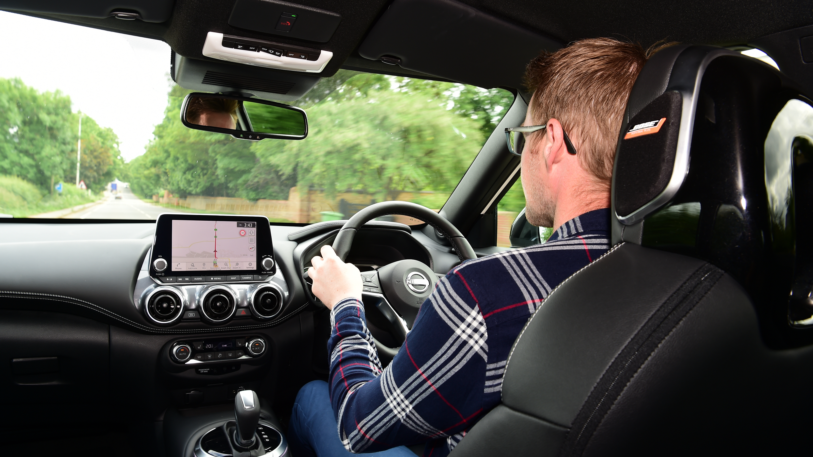 Nissan Juke Hybrid - over-shoulder interior driving
