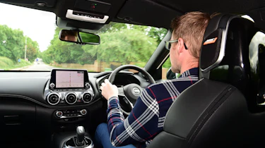 Nissan Juke Hybrid - over-shoulder interior driving