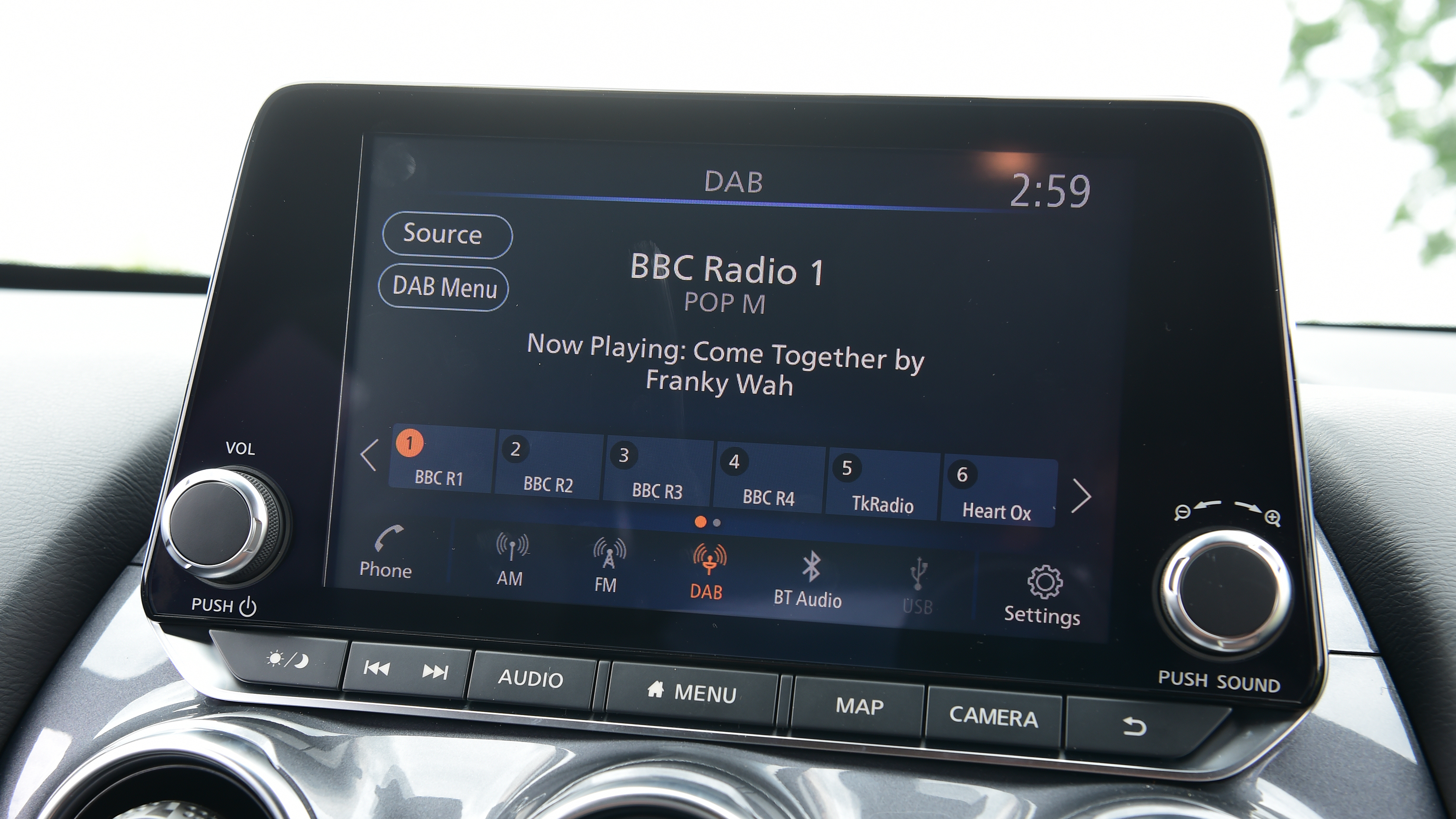 Nissan Juke Hybrid - infotainment screen