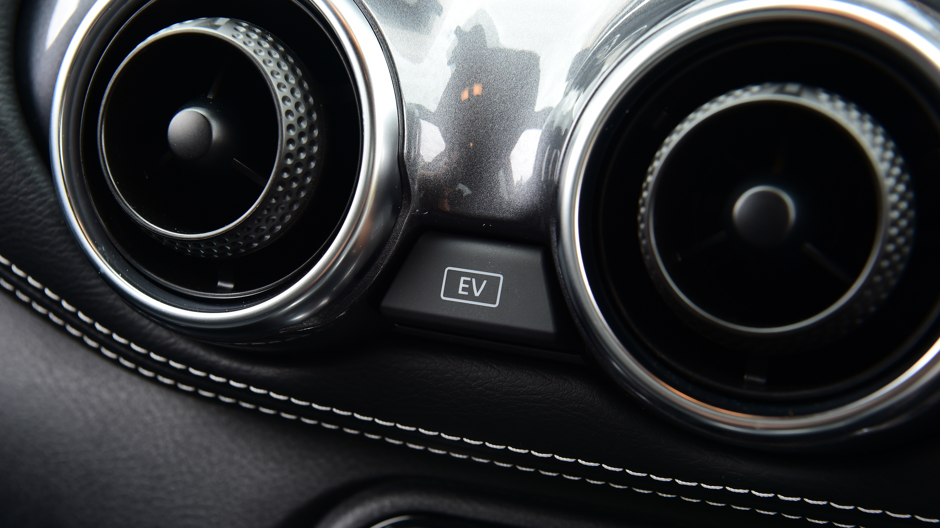 Nissan Juke Hybrid - dashboard vents and 'EV' button