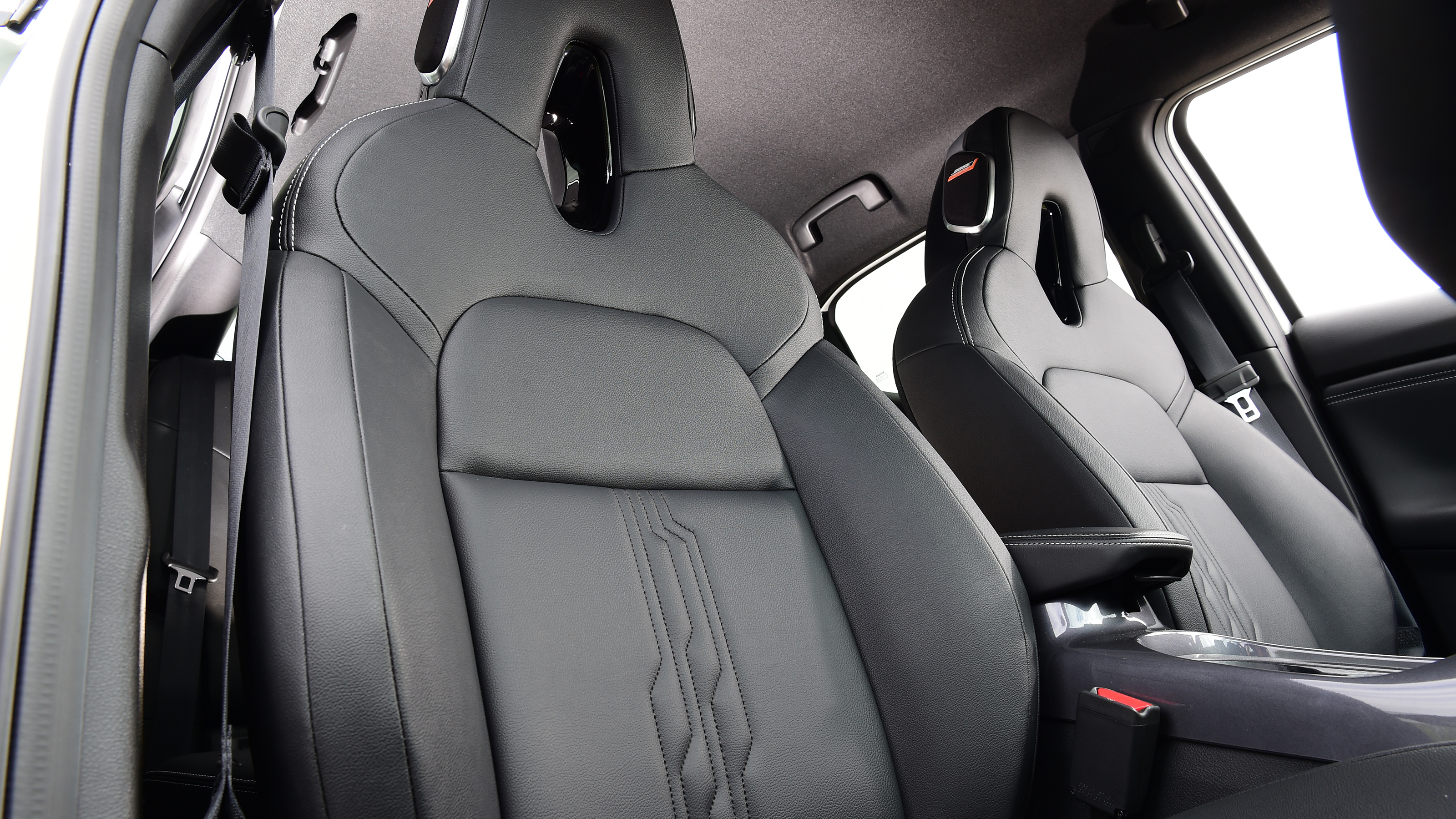 Nissan Juke Hybrid - front seats
