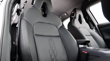 Nissan Juke Hybrid - front seats