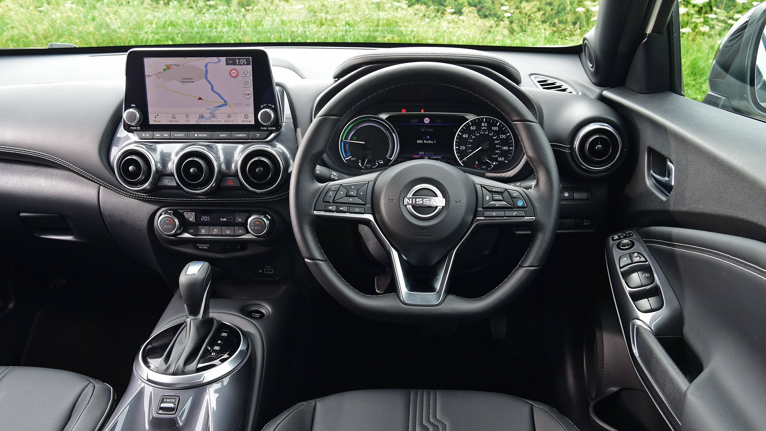 Nissan Juke Hybrid - interior