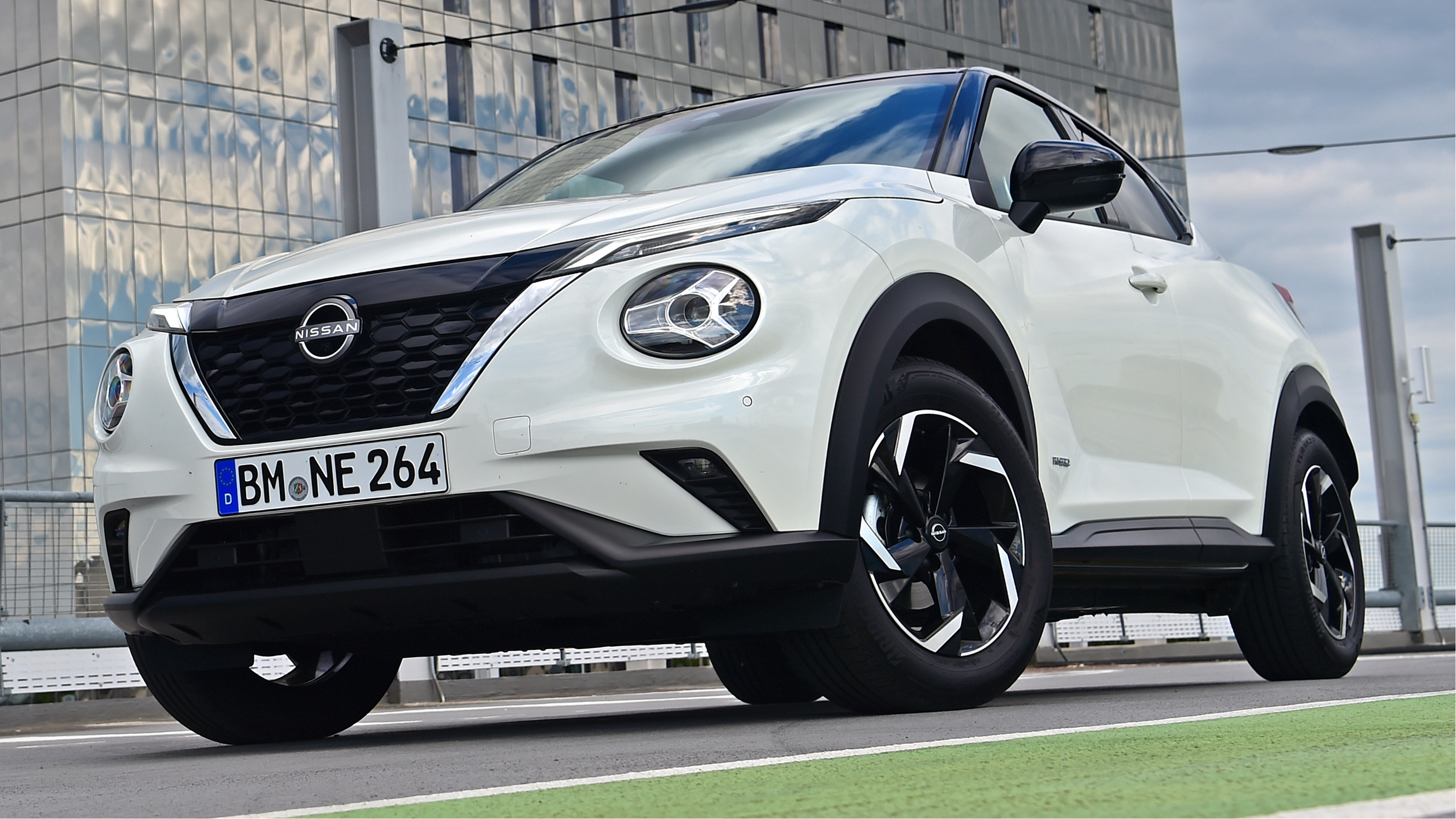 Nissan Juke Hybrid - front static