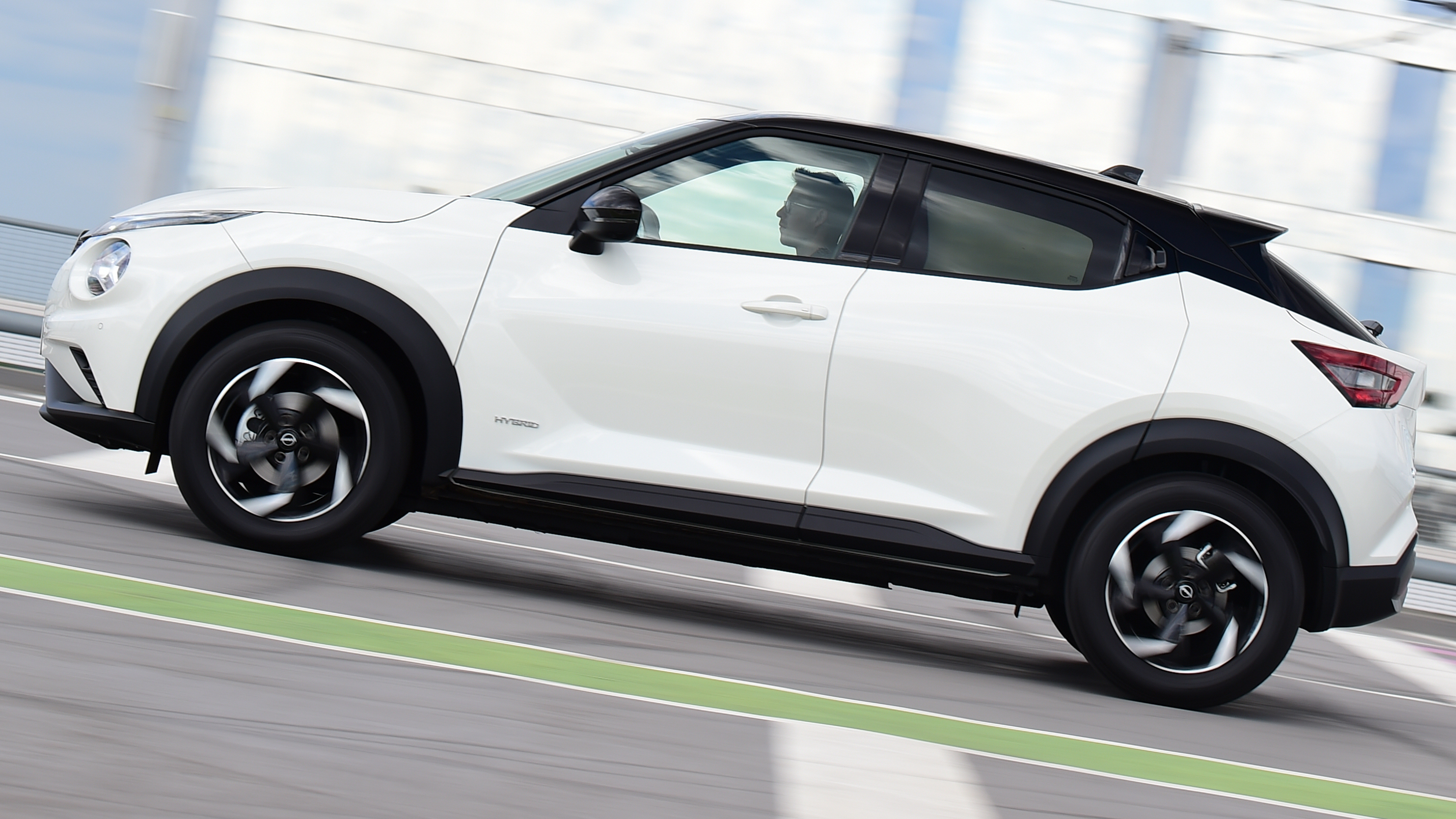 Nissan Juke Hybrid - side action