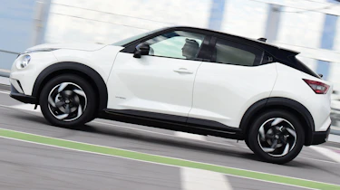 Nissan Juke Hybrid - side action