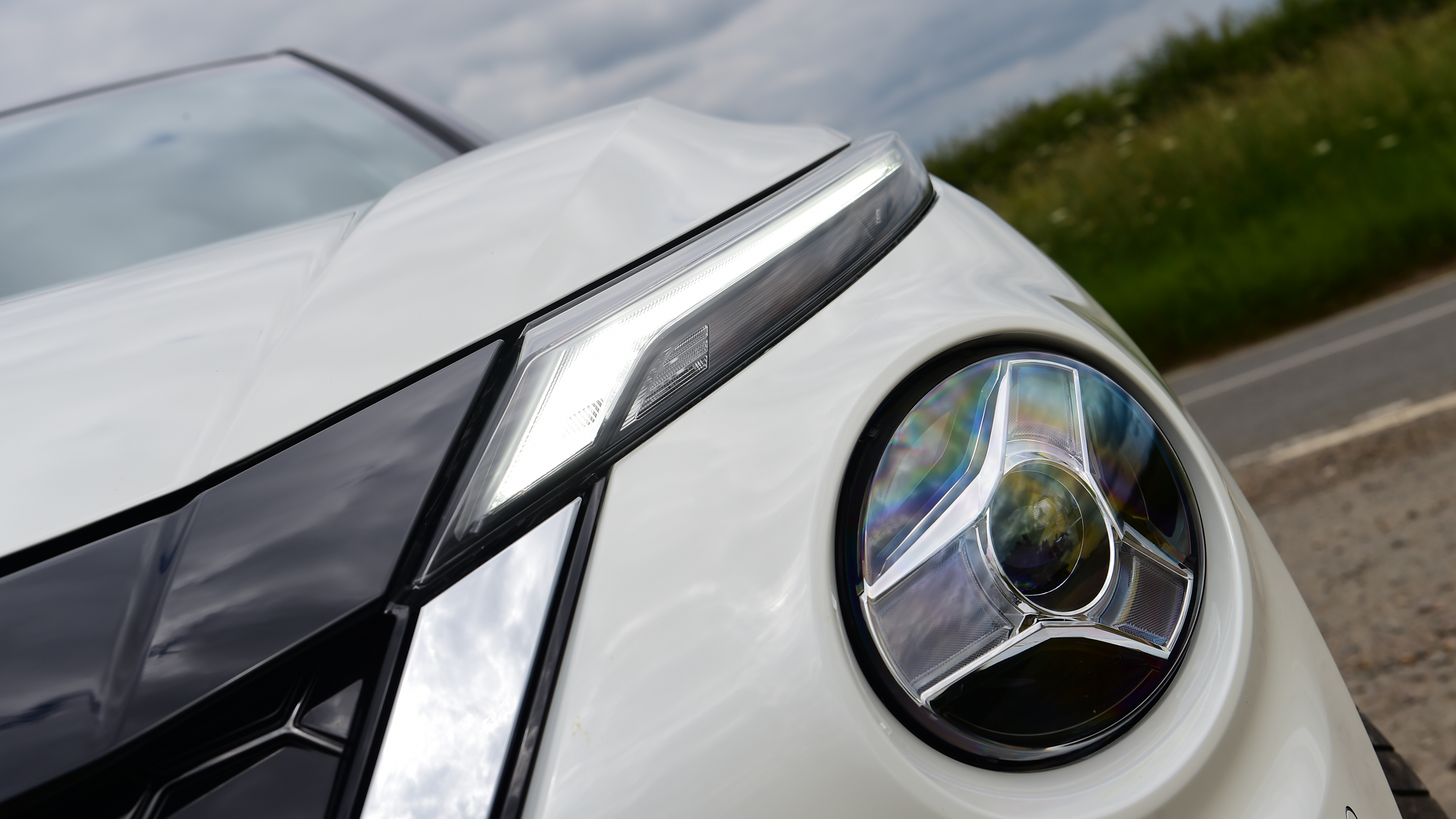 Nissan Juke Hybrid - headlight