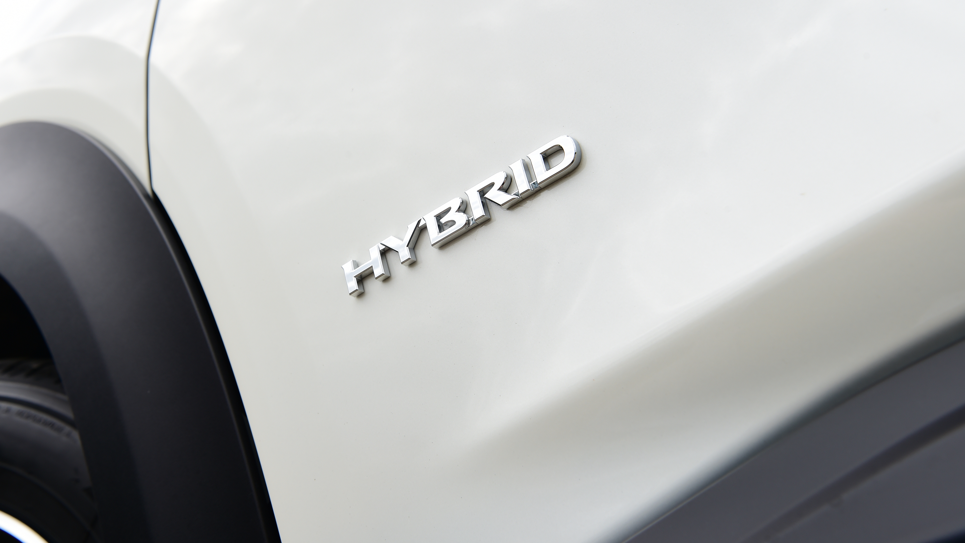 Nissan Juke Hybrid - door badge
