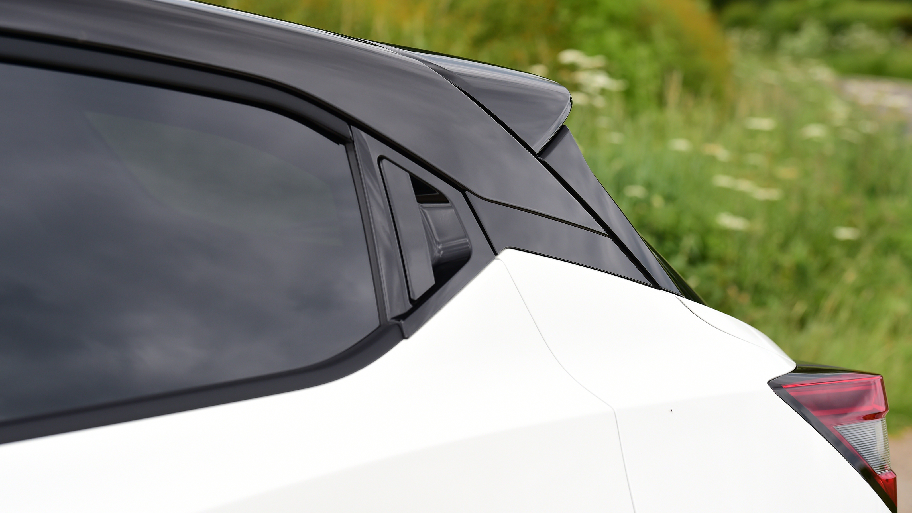 Nissan Juke Hybrid - rear roofline