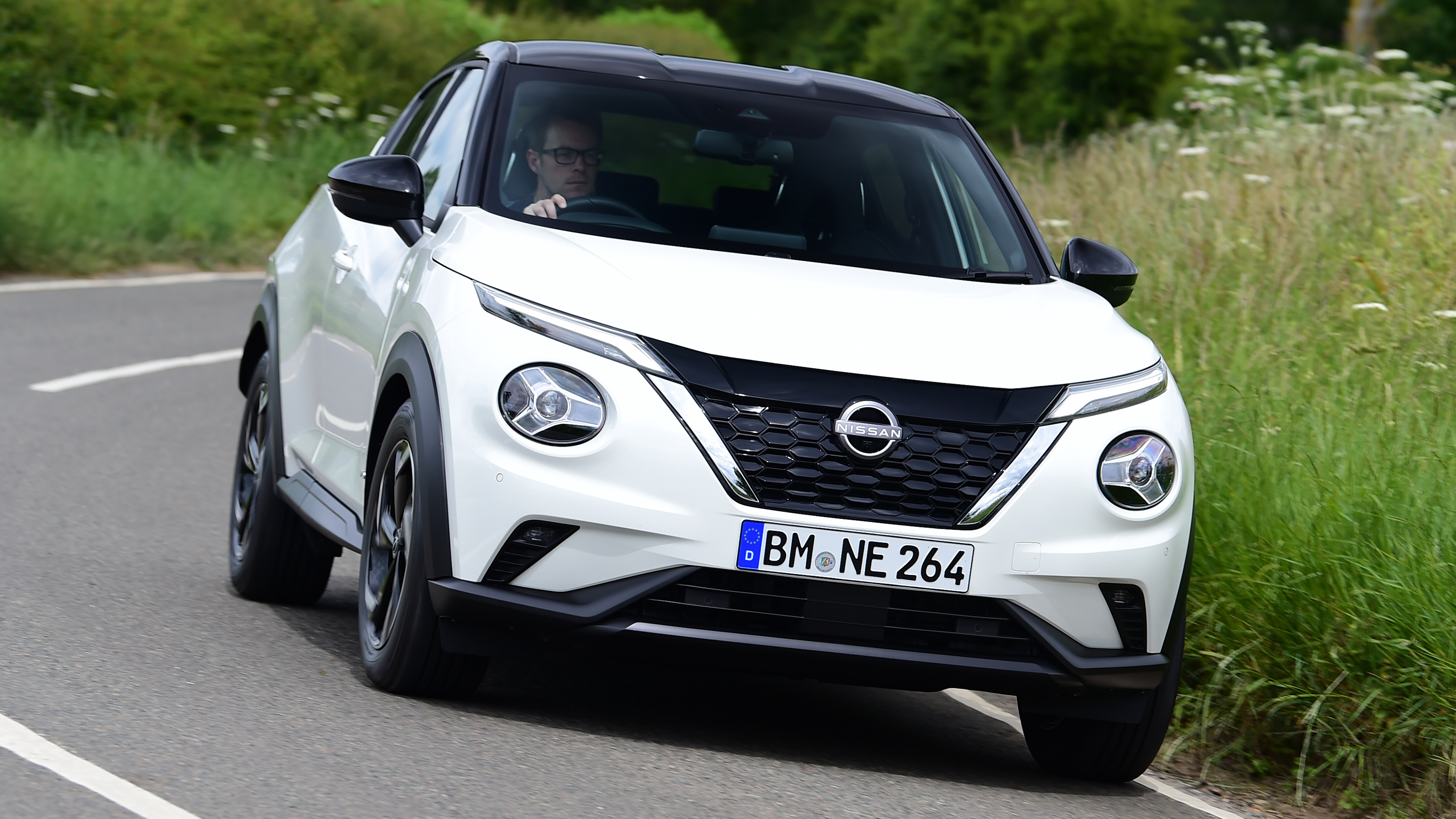 Nissan Juke Hybrid - front tracking