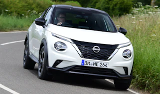 Nissan Juke Hybrid - front tracking