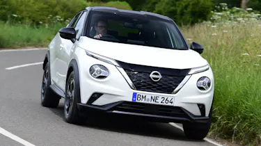 Nissan Juke Hybrid - front tracking