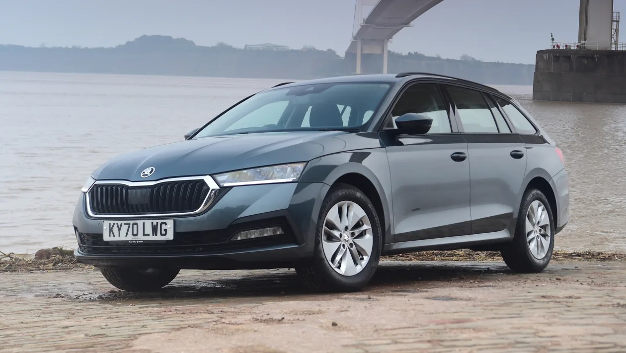Skoda Octavia Estate - front static