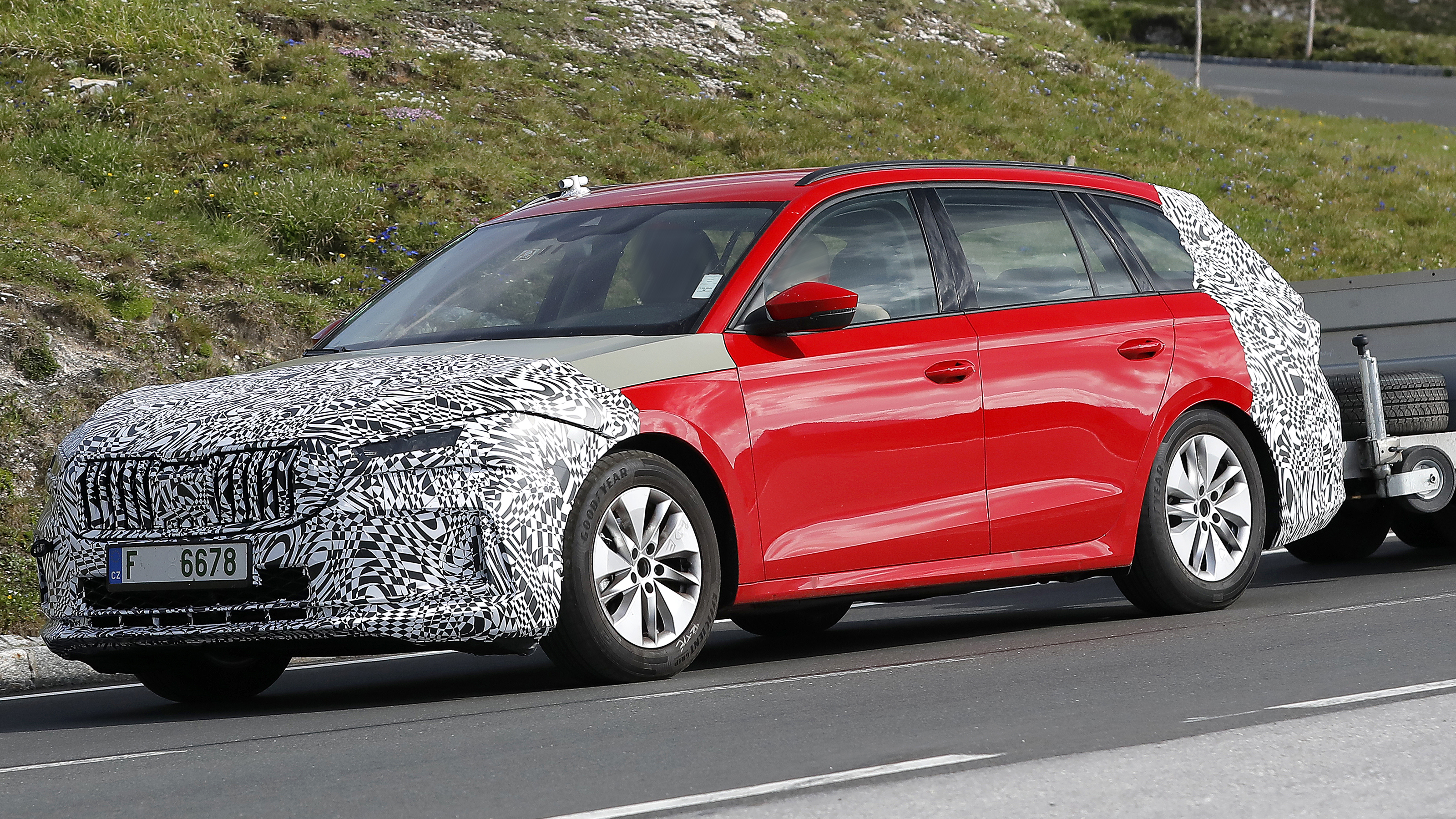 Facelifted Skoda Octavia spyshots - estate side