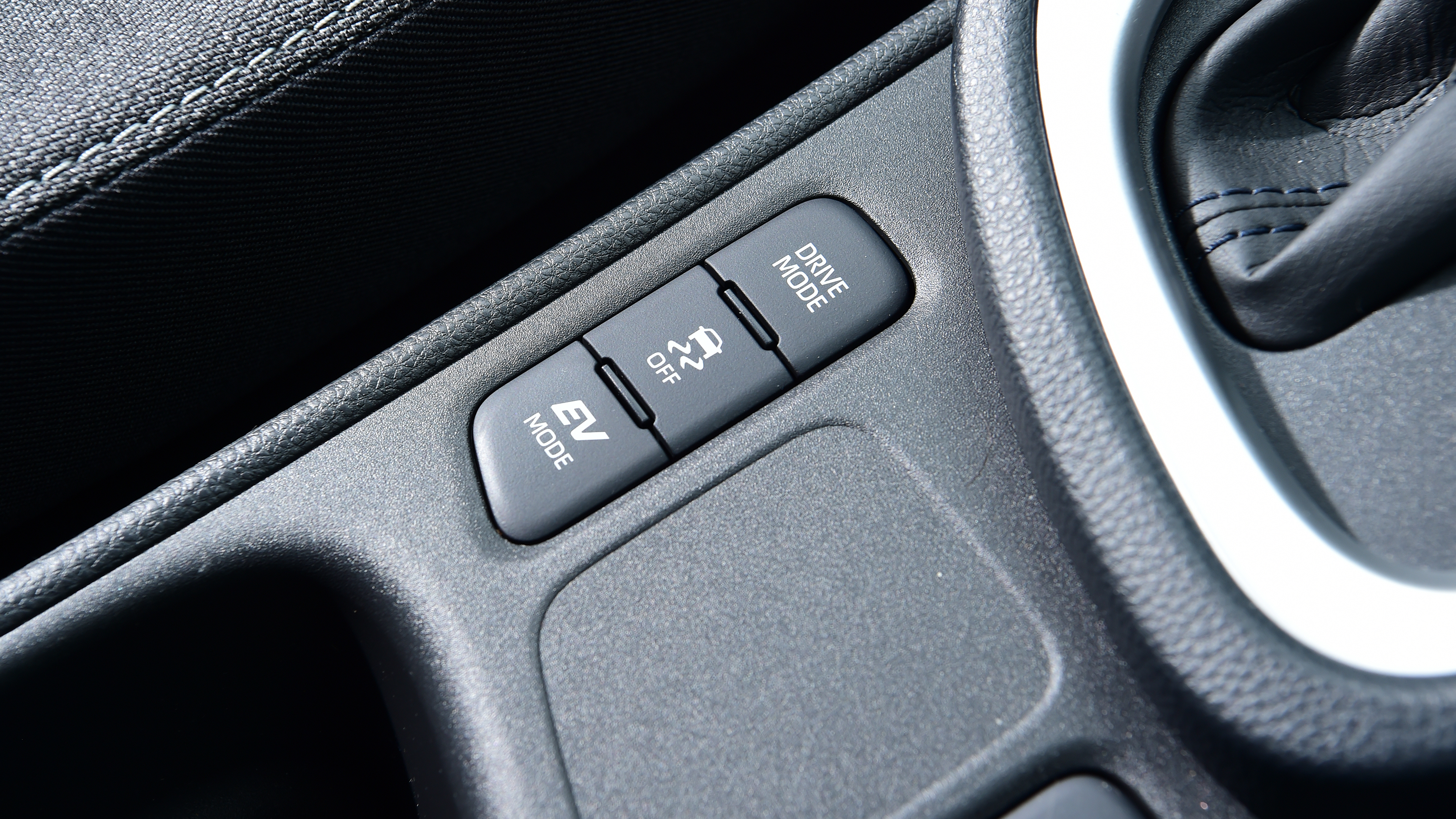 Toyota Yaris Cross First report - drive mode buttons