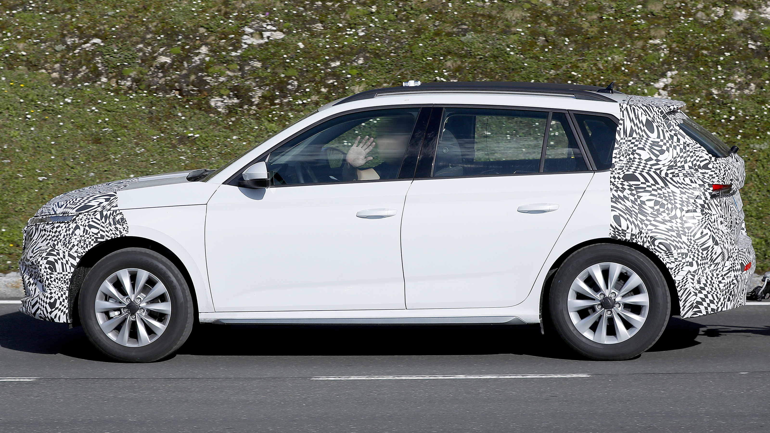 2023 Skoda Kamiq spy - side tracking