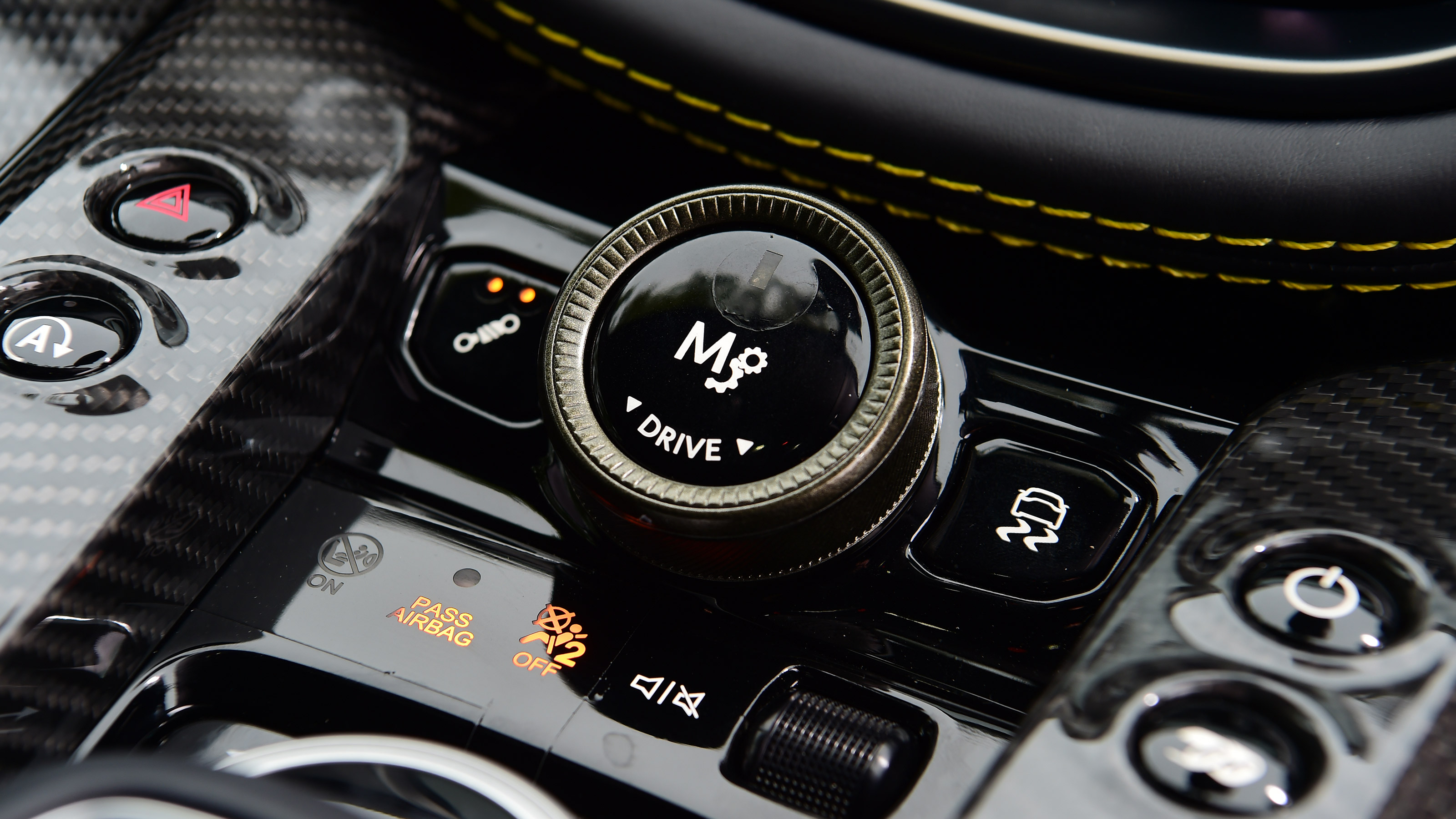 Aston Martin DBX707 - controls
