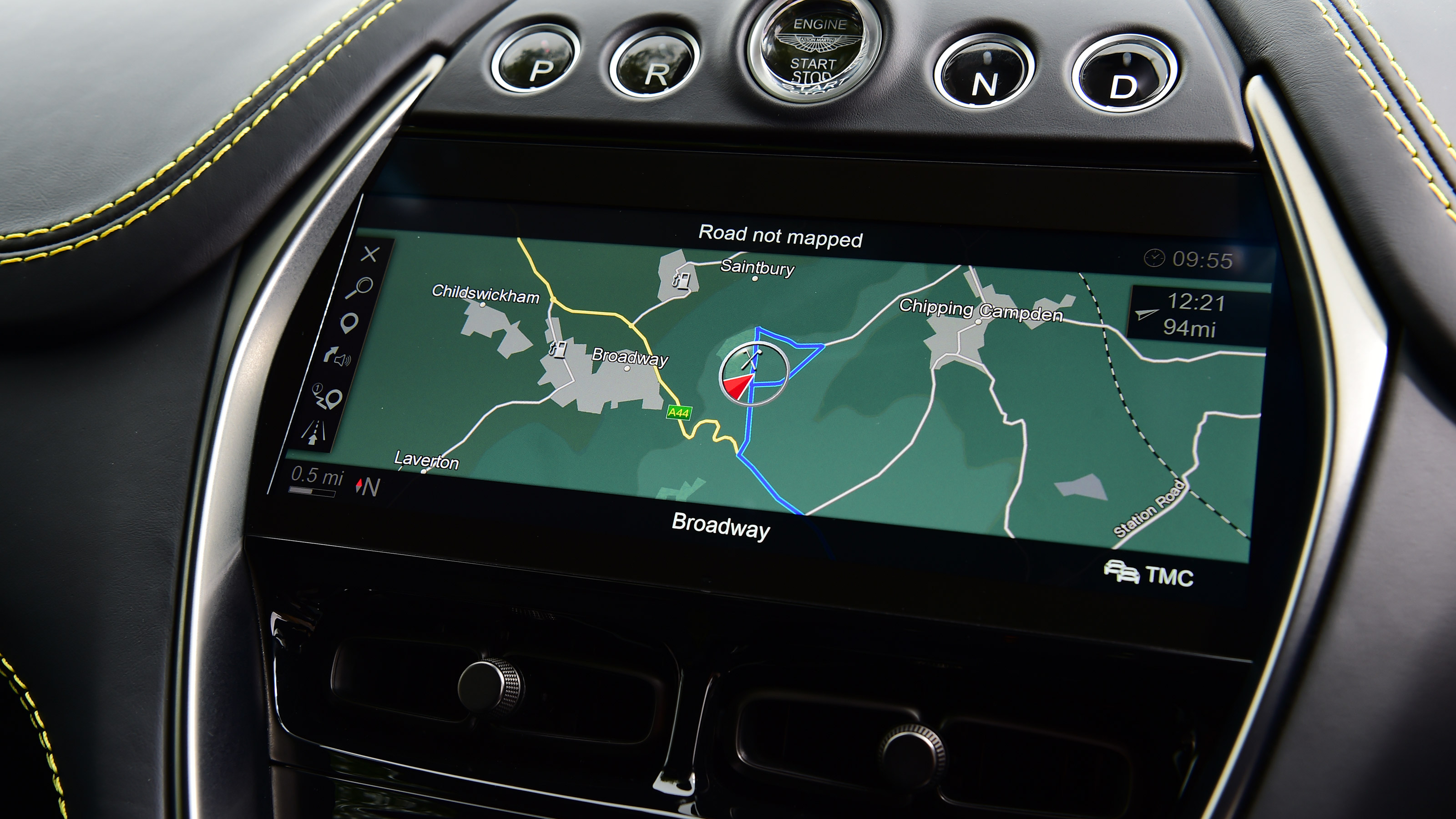 Aston Martin DBX707 - sat-nav