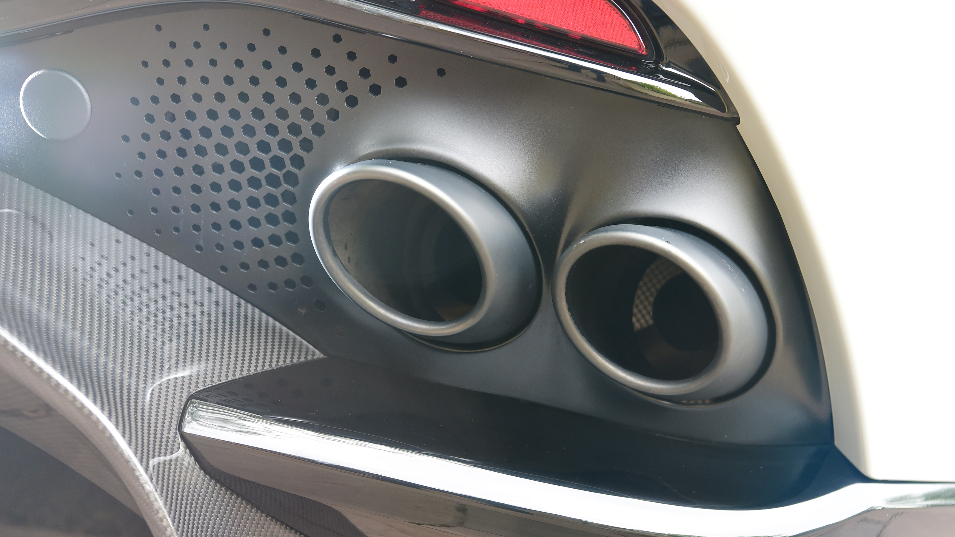 Aston Martin DBX707 - exhausts