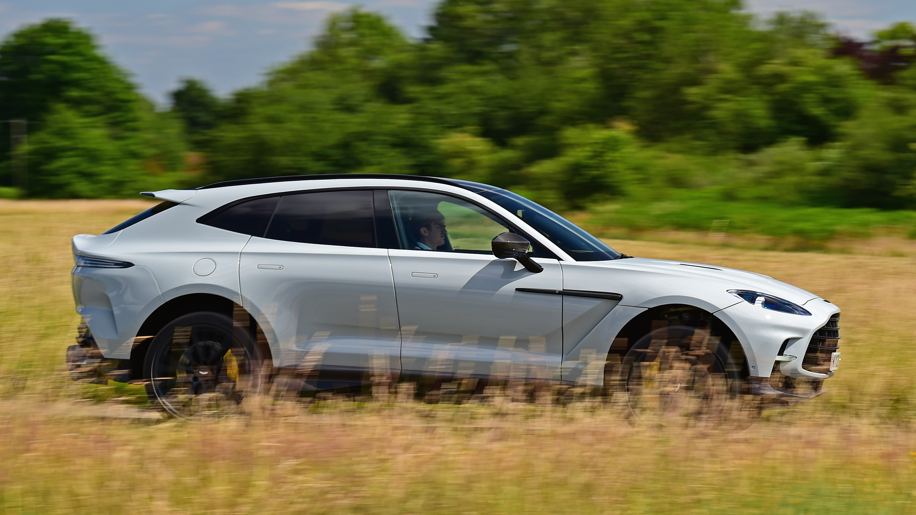 Aston Martin DBX707 - side action