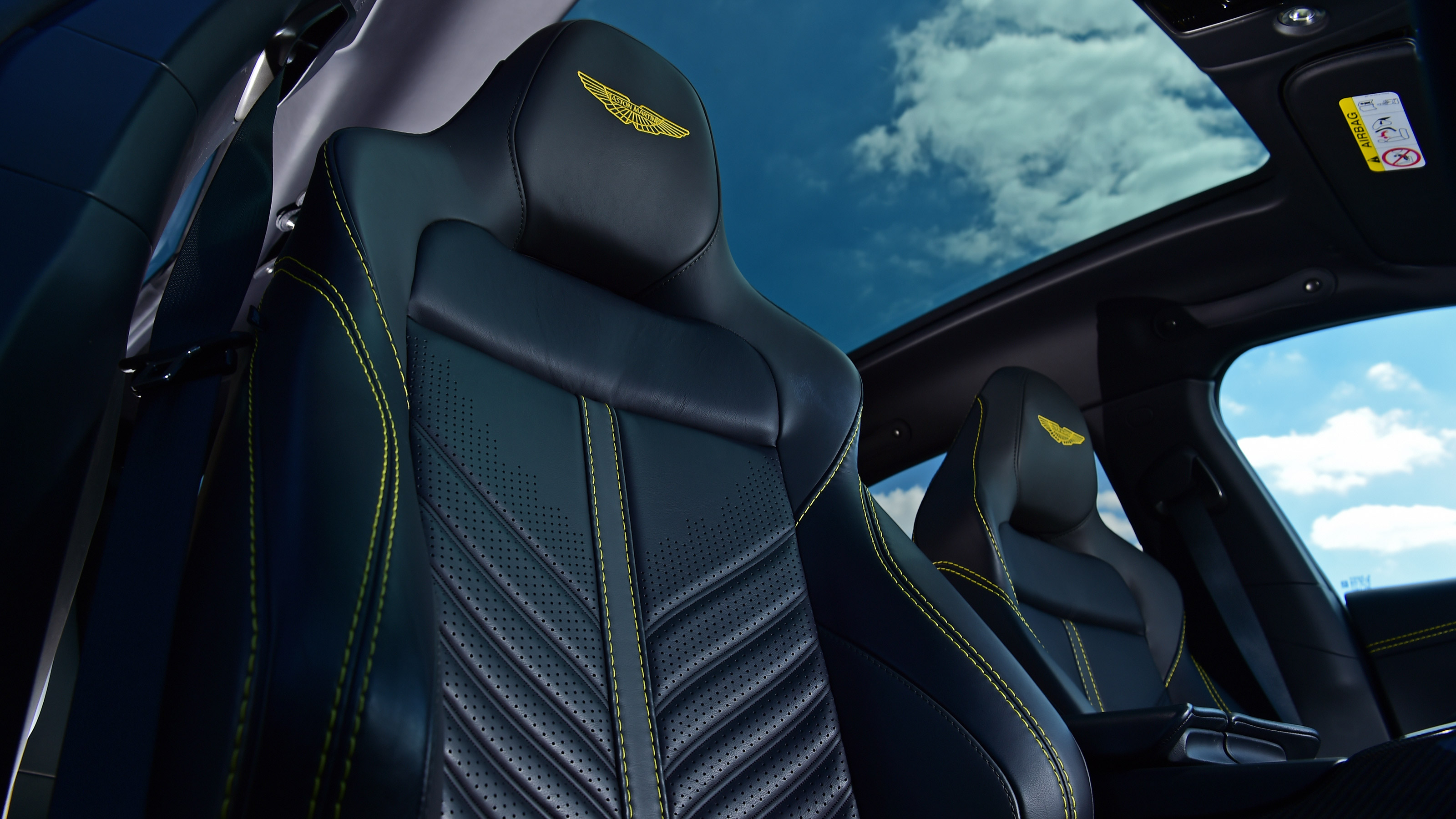 Aston Martin DBX707 - seat