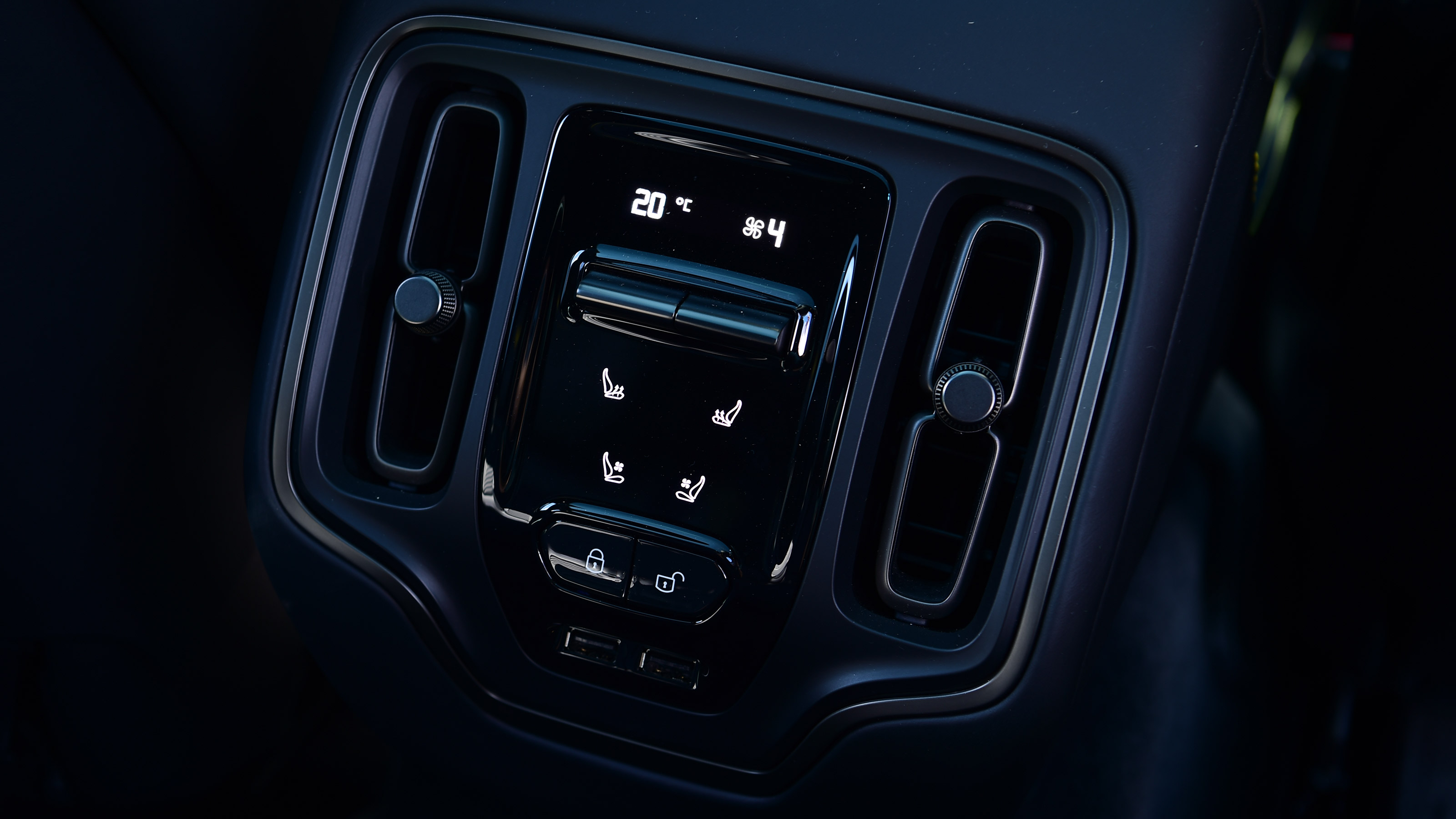 Aston Martin DBX707 - rear controls