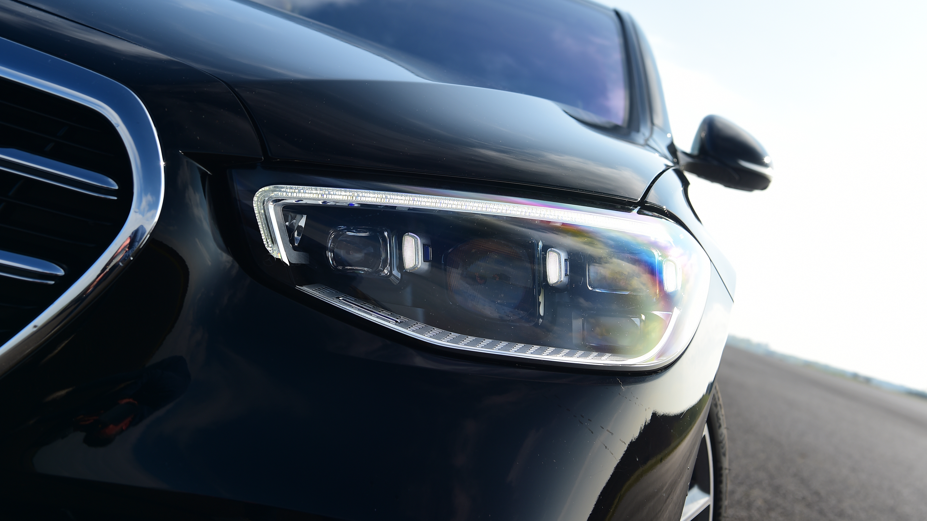 Audi A8 vs Mercedes S Class - Mercedes headlight