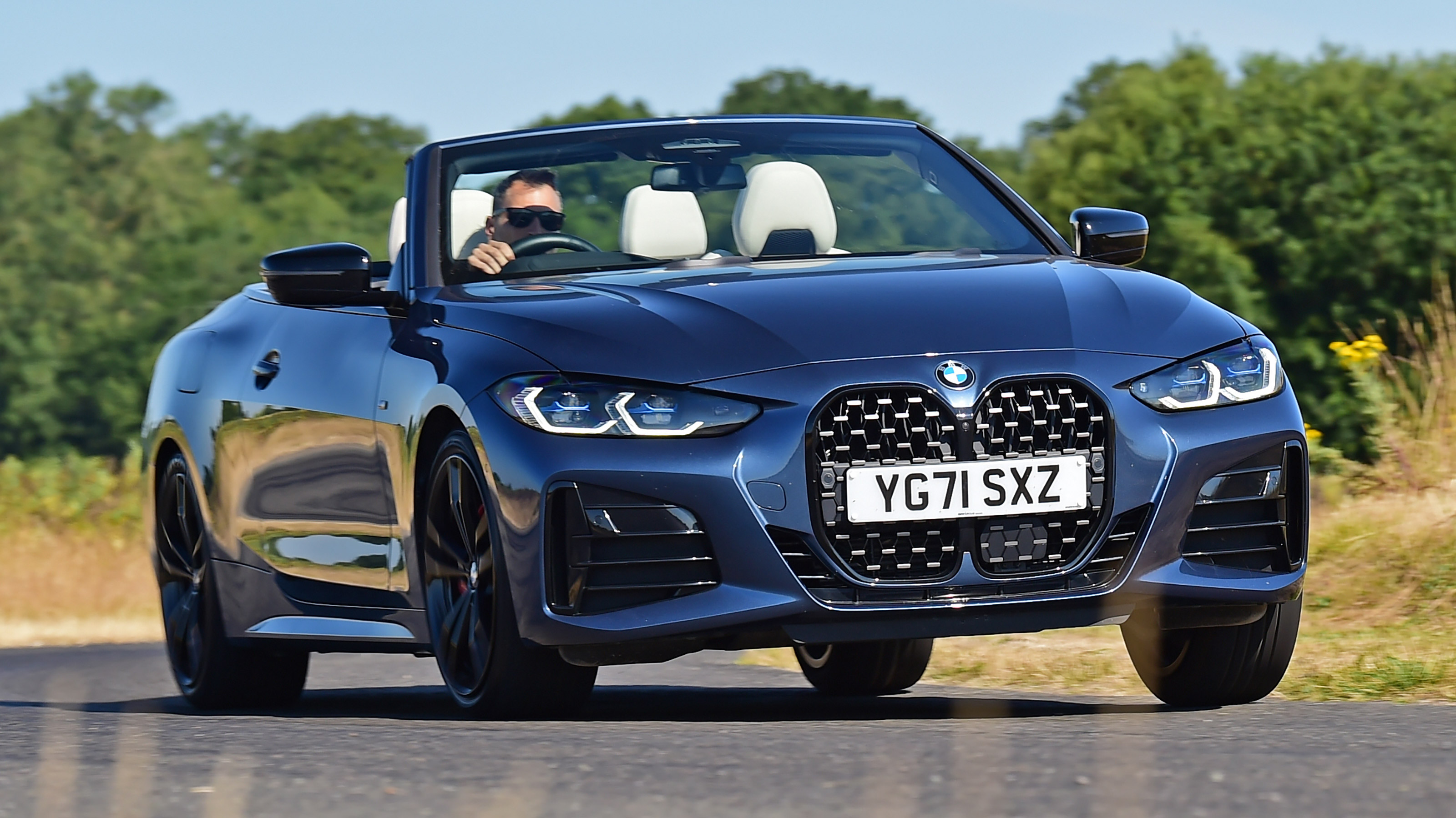 BMW M440d xDrive Convertible - front cornering