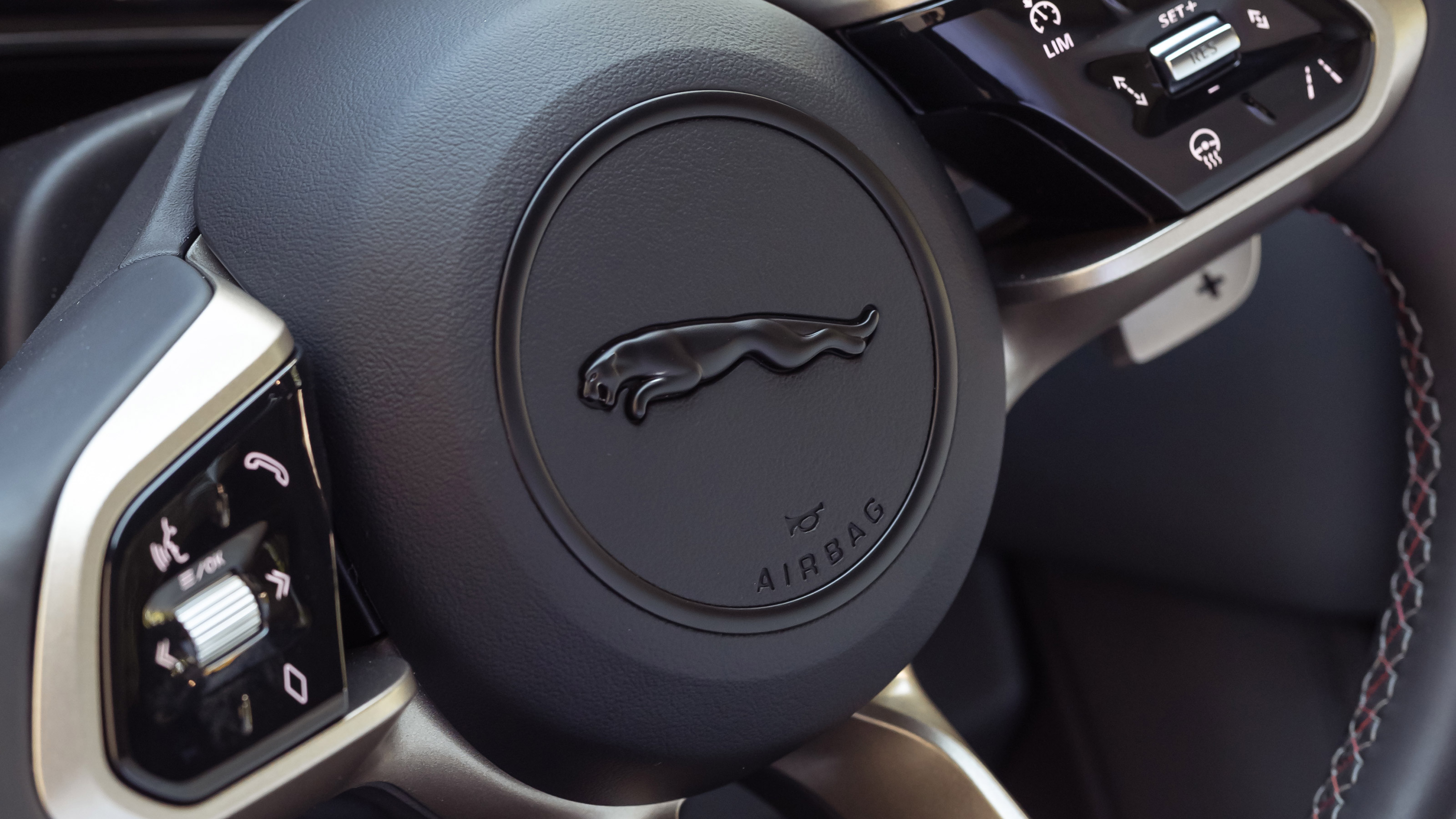 Jaguar F-Pace SVR Edition 1988 - steering wheel
