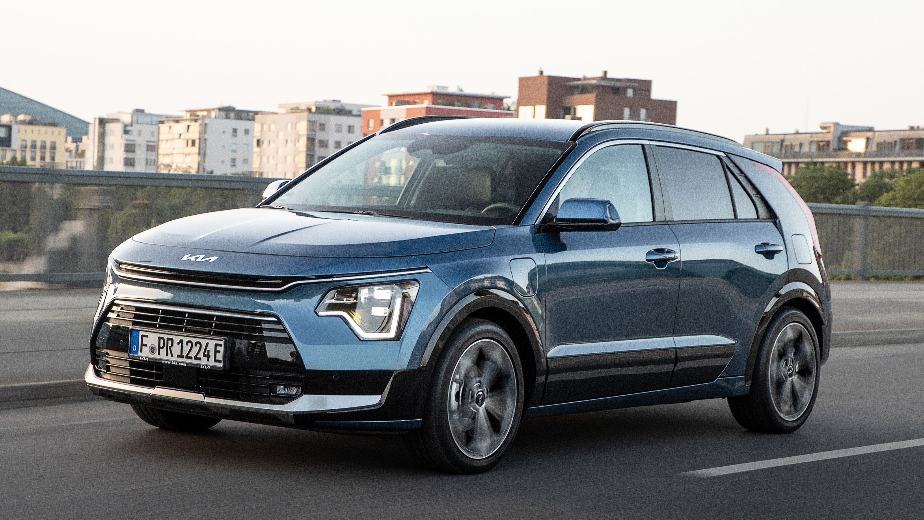 Kia Niro PHEV - front tracking