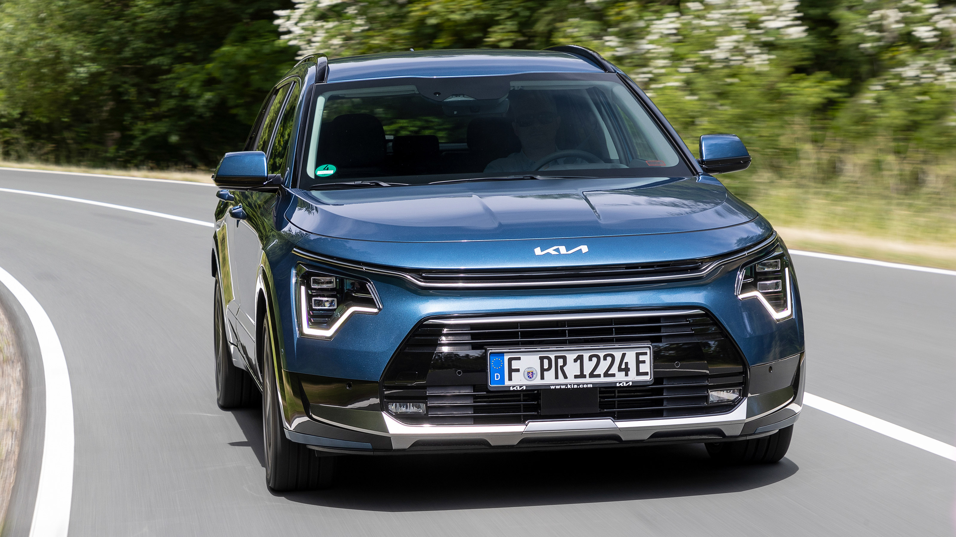 Kia Niro PHEV - full front cornering